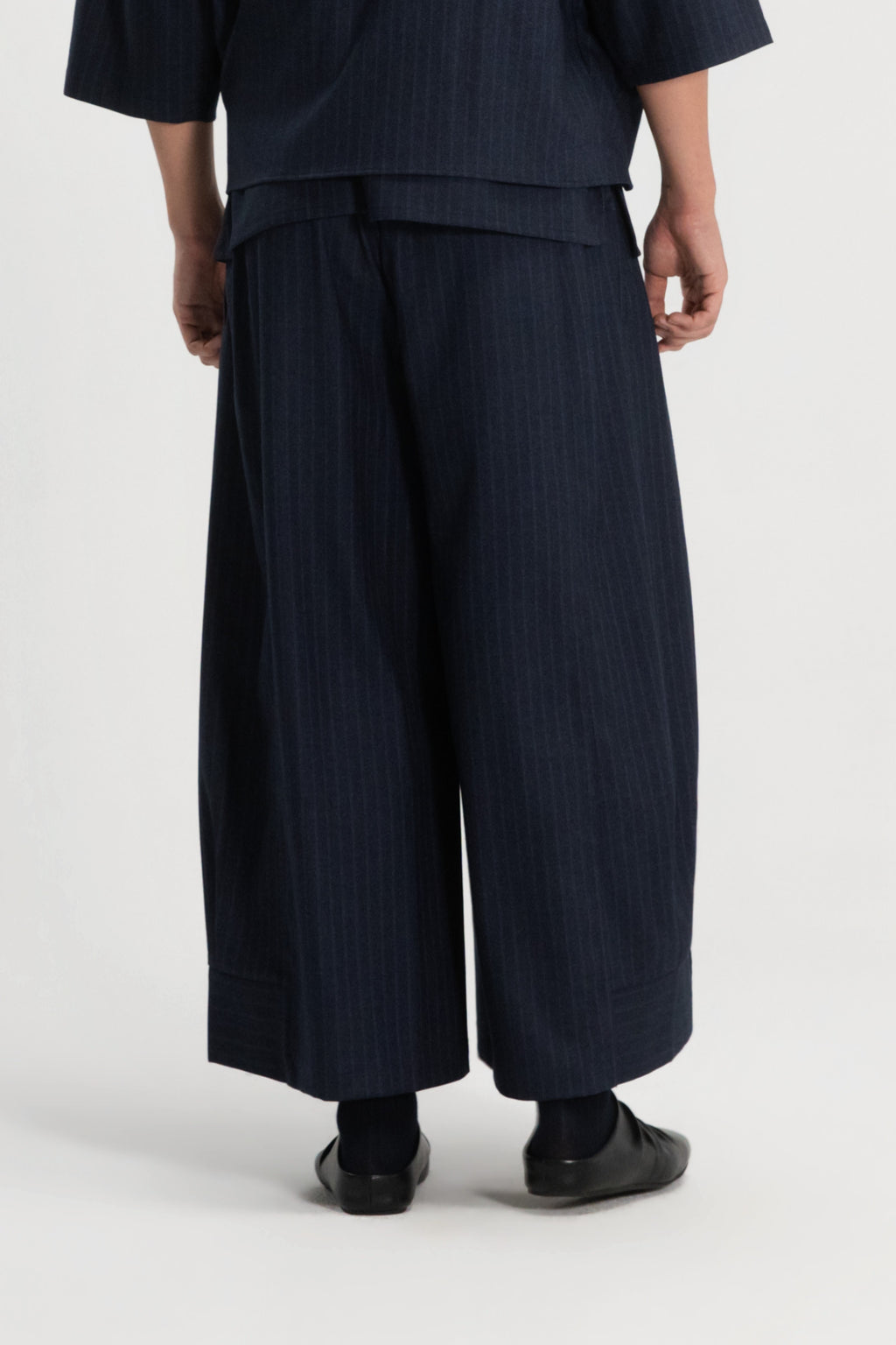 Gender Neutral Pleated Hem Ankle Pants (Poly / Navy Stripe)