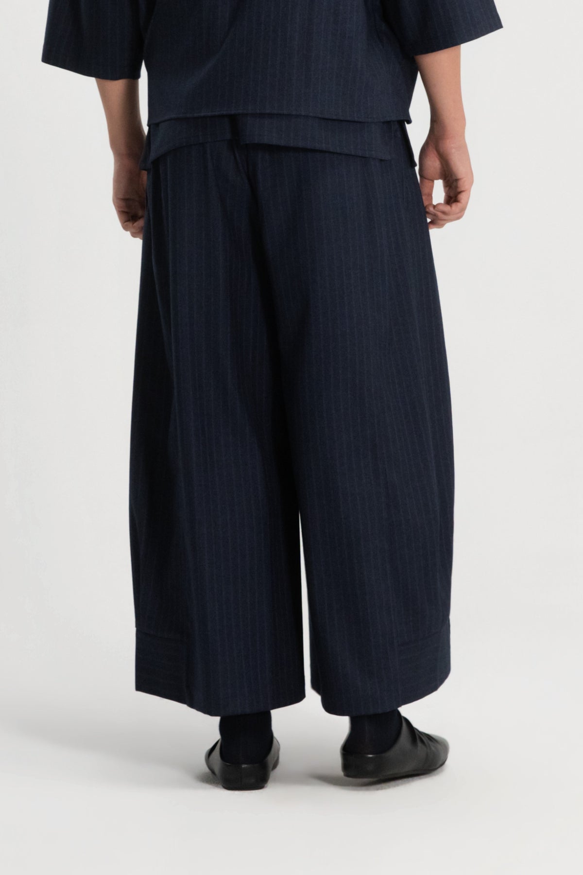 Gender Neutral Pleated Hem Ankle Pants (Poly / Navy Stripe)