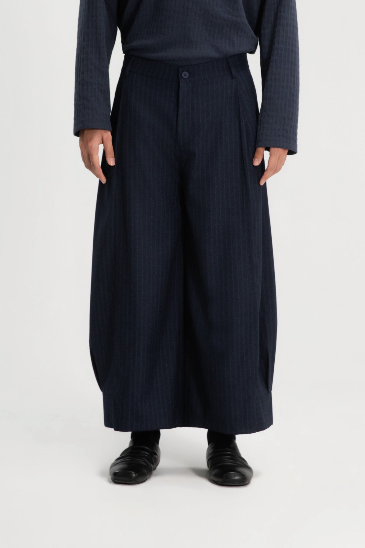 Gender Neutral Pleated Hem Ankle Pants (Poly / Navy Stripe)