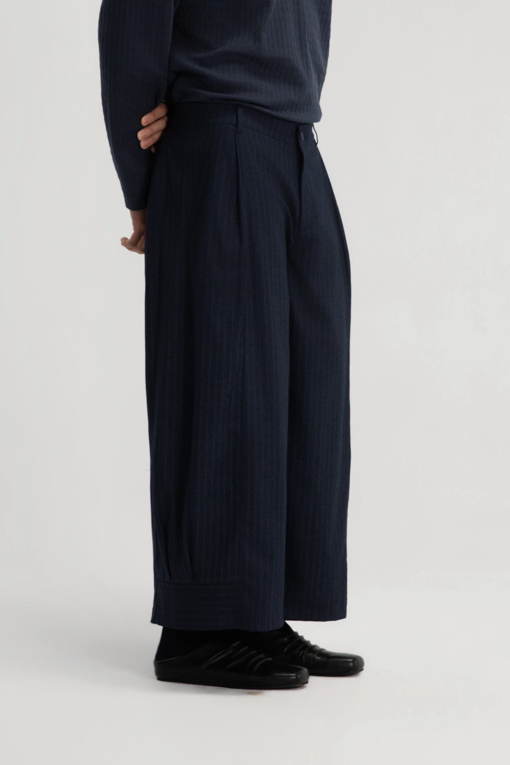 Gender Neutral Pleated Hem Ankle Pants (Poly / Navy Stripe)
