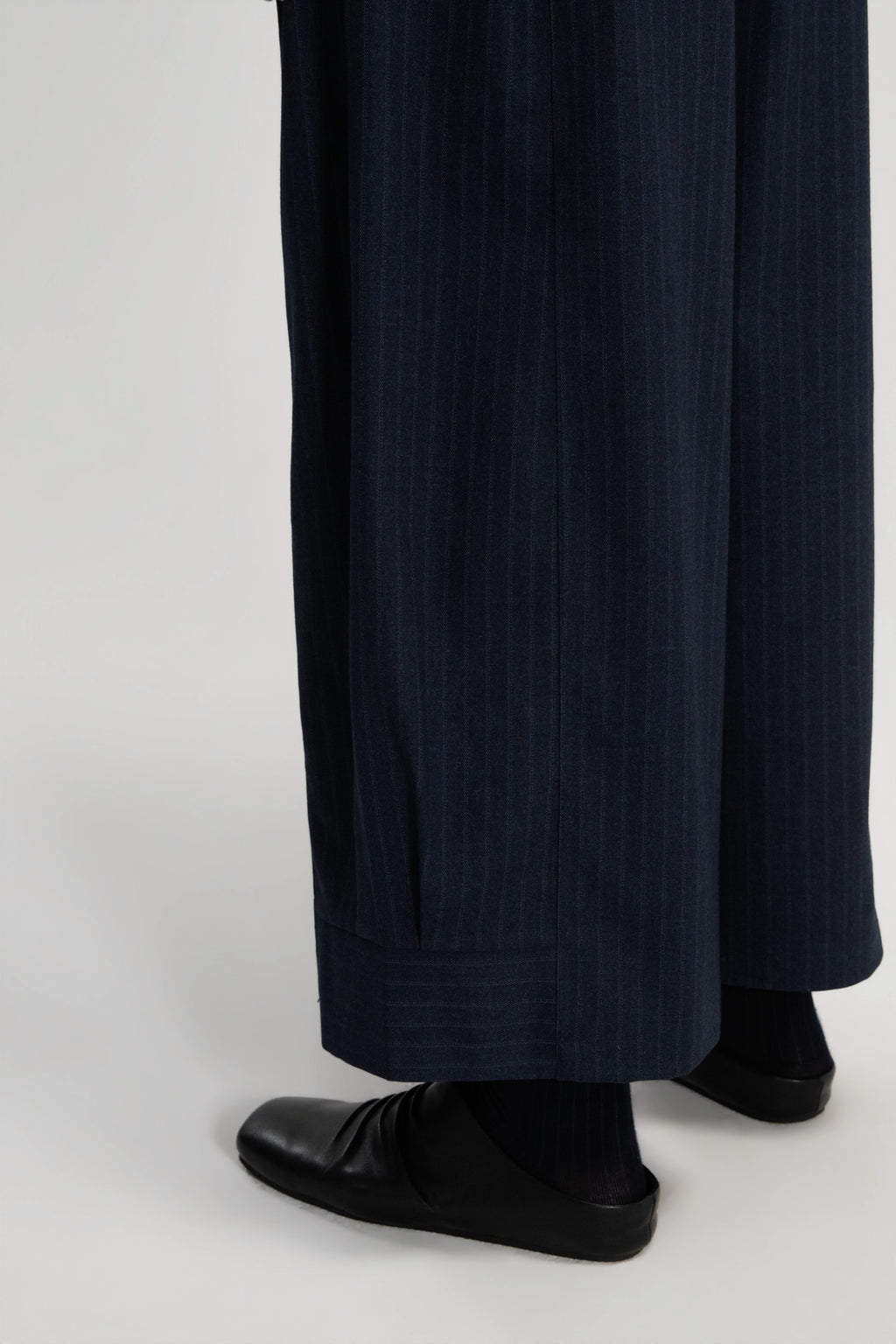 Gender Neutral Pleated Hem Ankle Pants (Poly / Navy Stripe)