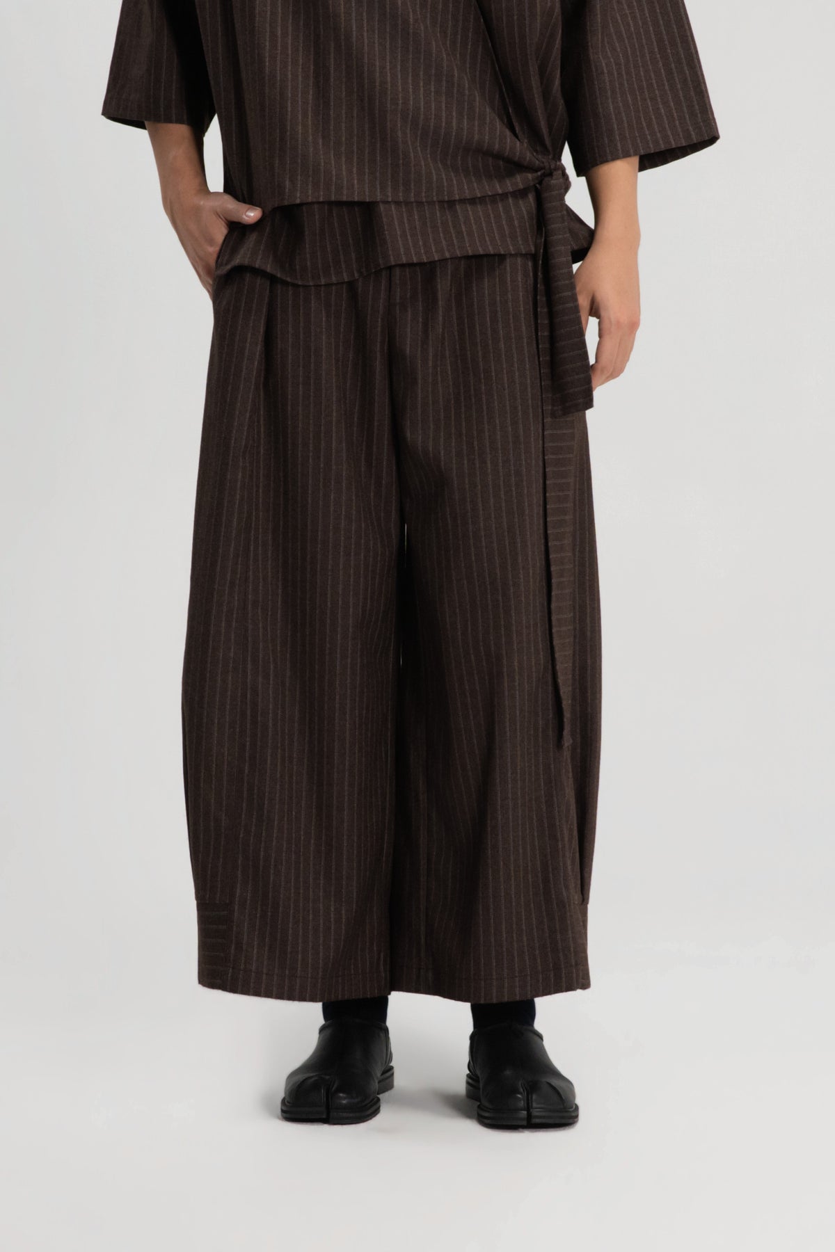 Gender Neutral Pleated Hem Ankle Pants (Poly / Brown Stripe)