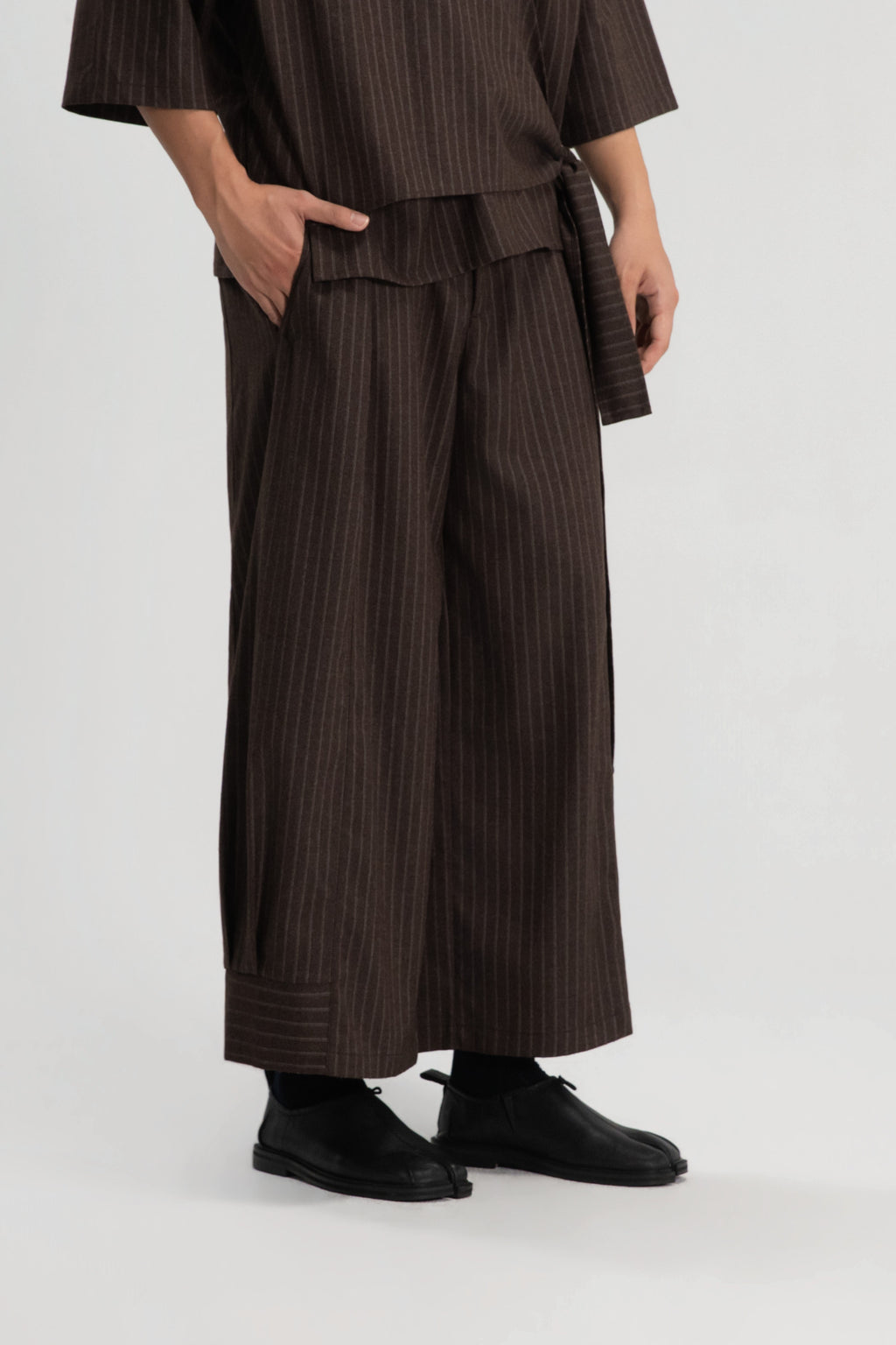 Gender Neutral Pleated Hem Ankle Pants (Poly / Brown Stripe)