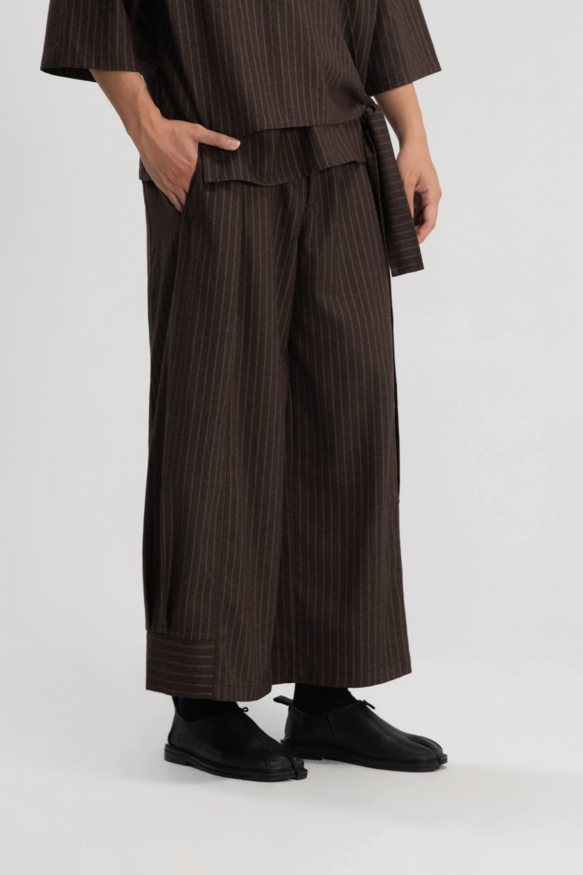 Gender Neutral Pleated Hem Ankle Pants (Poly / Brown Stripe)