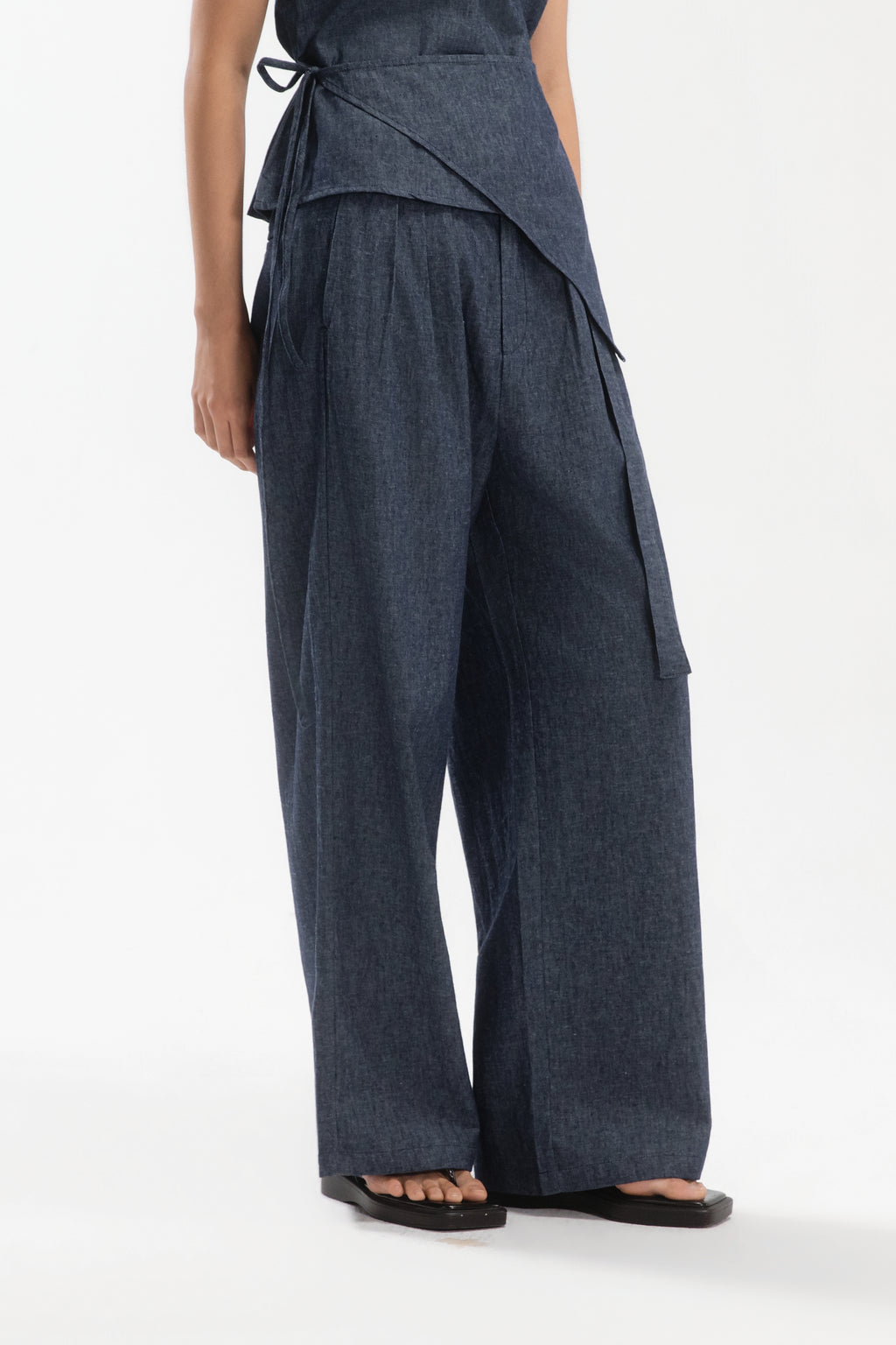 Tri Pleated Belted Trousers (Linen Denim / Blue)