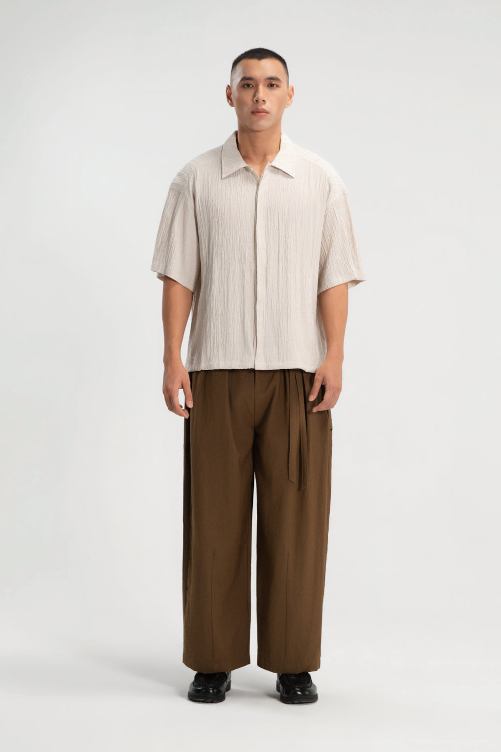Gender Neutral Drawstring Hem Hidden Button Short Sleeve Shirt (Beige)