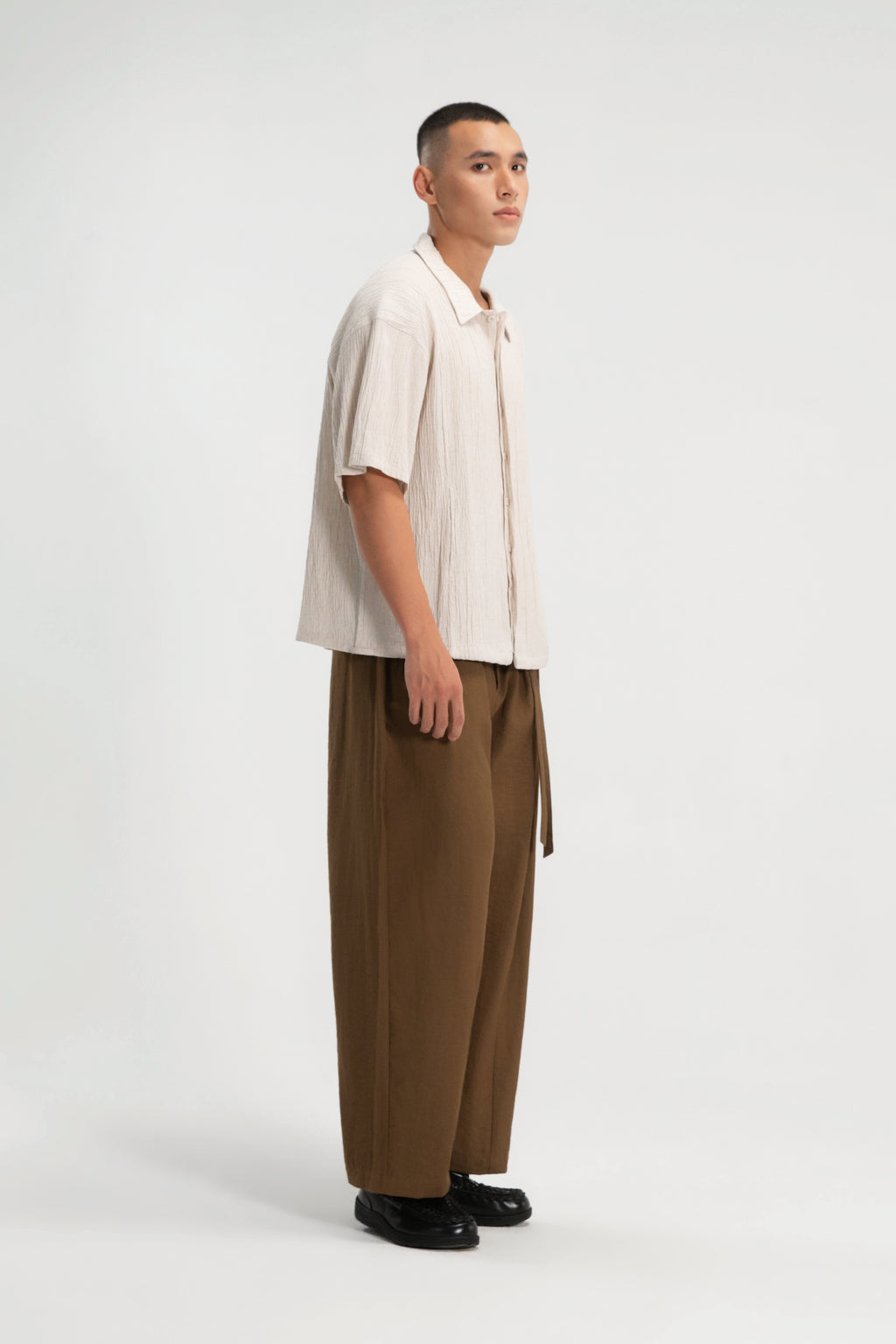 Gender Neutral Drawstring Hem Hidden Button Short Sleeve Shirt (Beige)