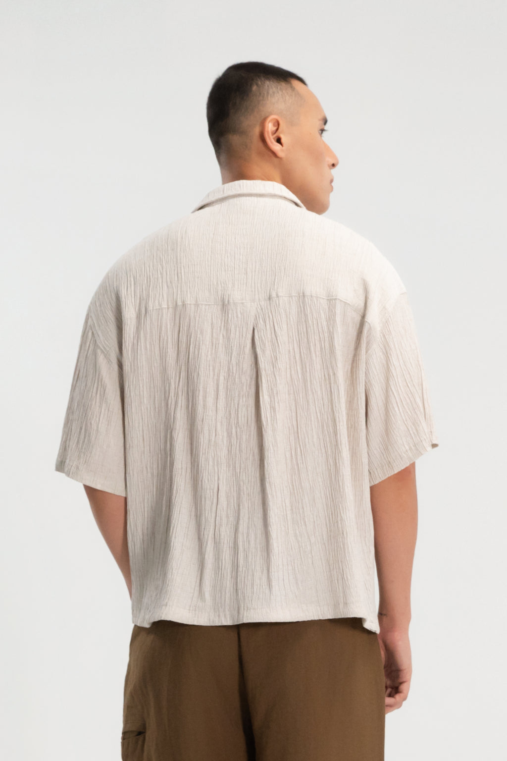 Gender Neutral Drawstring Hem Hidden Button Short Sleeve Shirt (Beige)