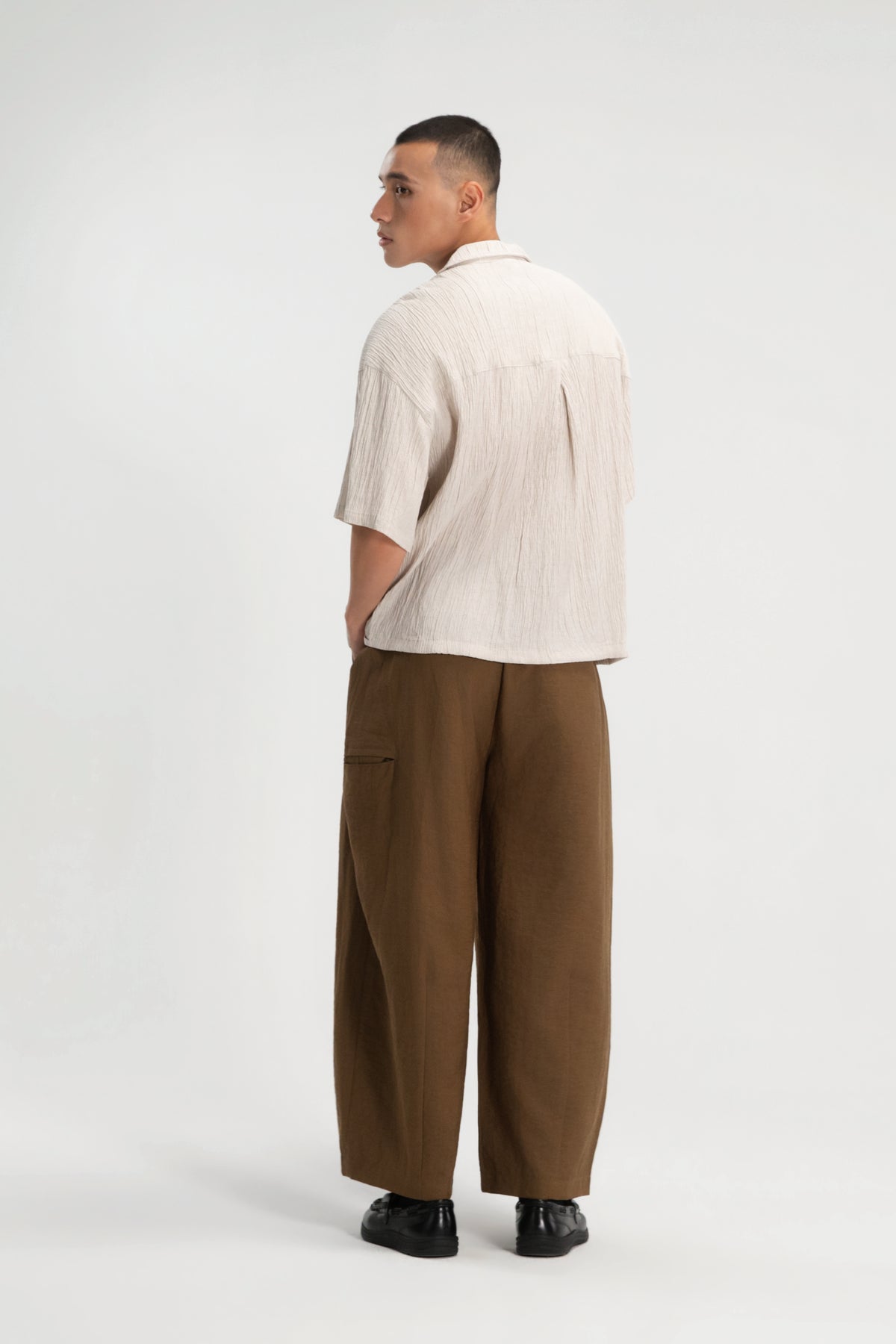 Gender Neutral Drawstring Hem Hidden Button Short Sleeve Shirt (Beige)