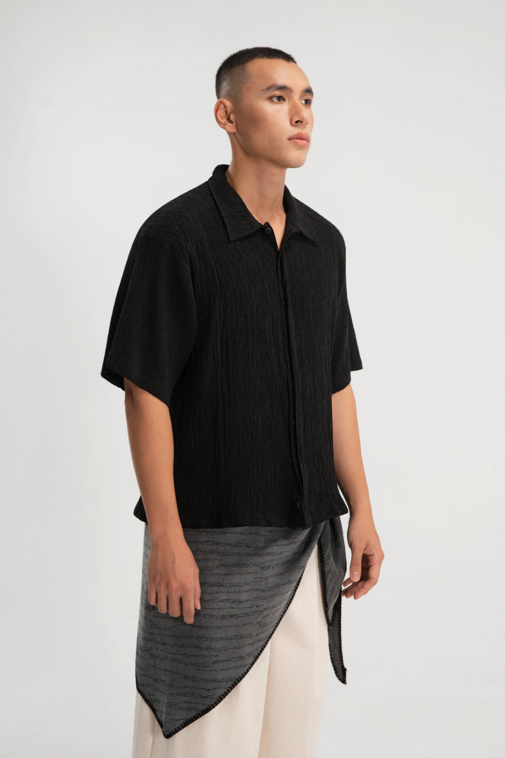 Gender Neutral Drawstring Hem Hidden Button Short Sleeve Shirt (Black)