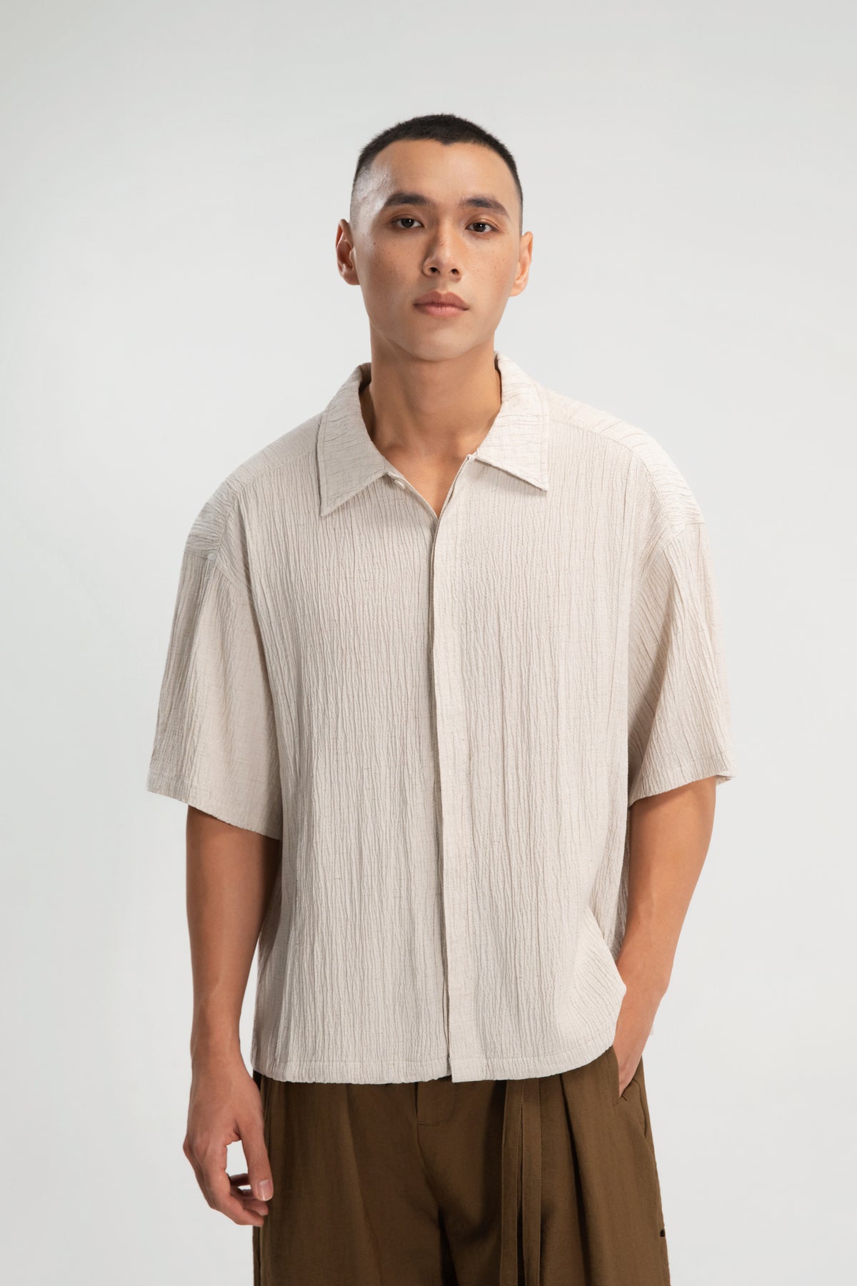 Gender Neutral Drawstring Hem Hidden Button Short Sleeve Shirt (Beige)