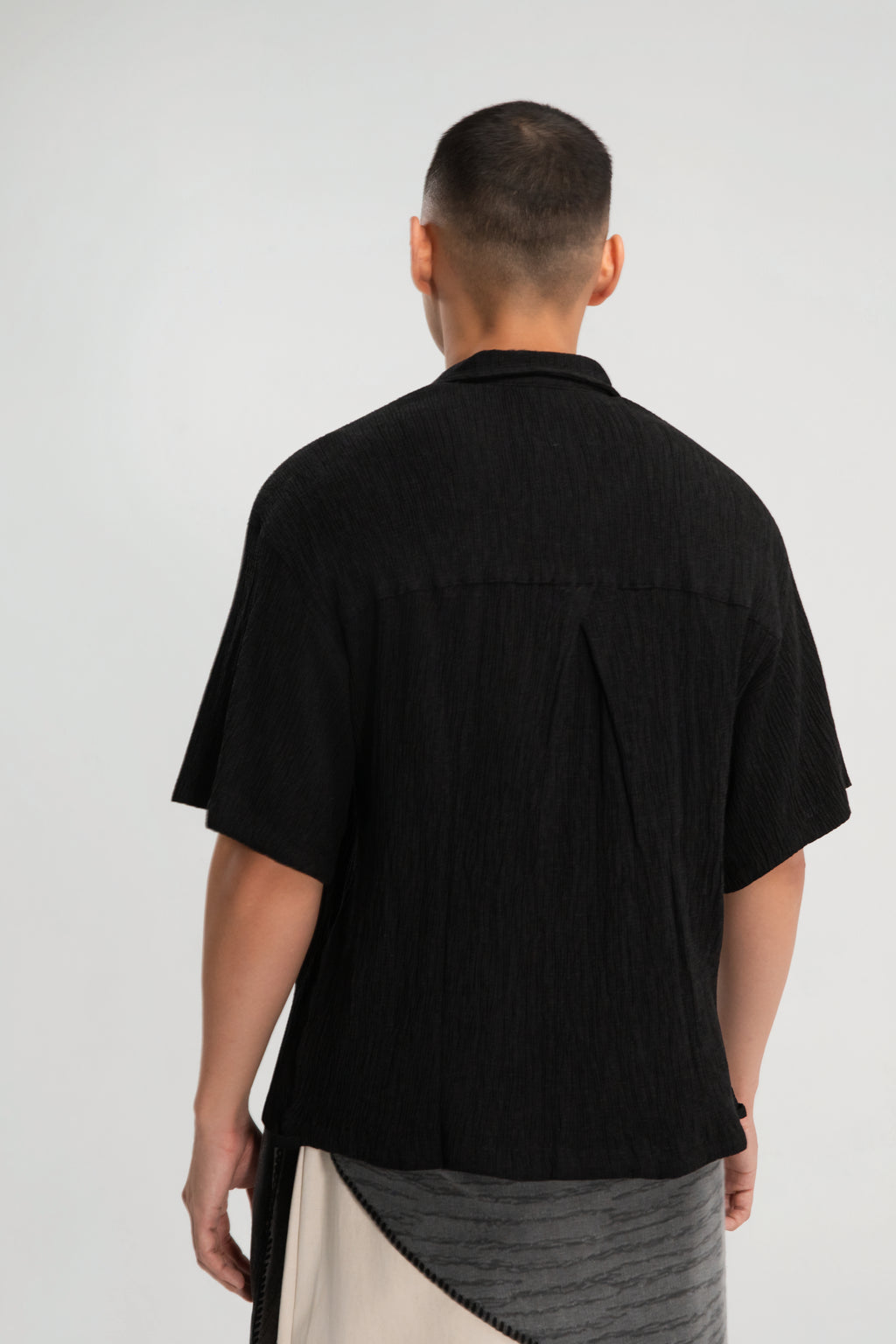 Gender Neutral Drawstring Hem Hidden Button Short Sleeve Shirt (Black)
