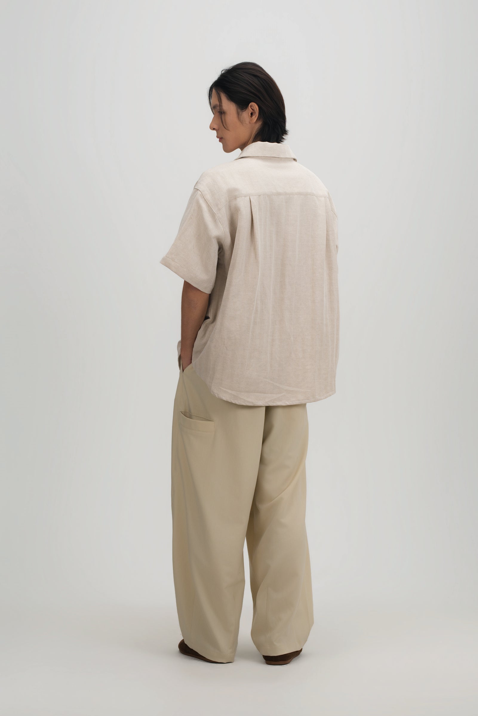 Gender Neutral Drape Neck Short-Sleeve Shirt (Linen Beige)