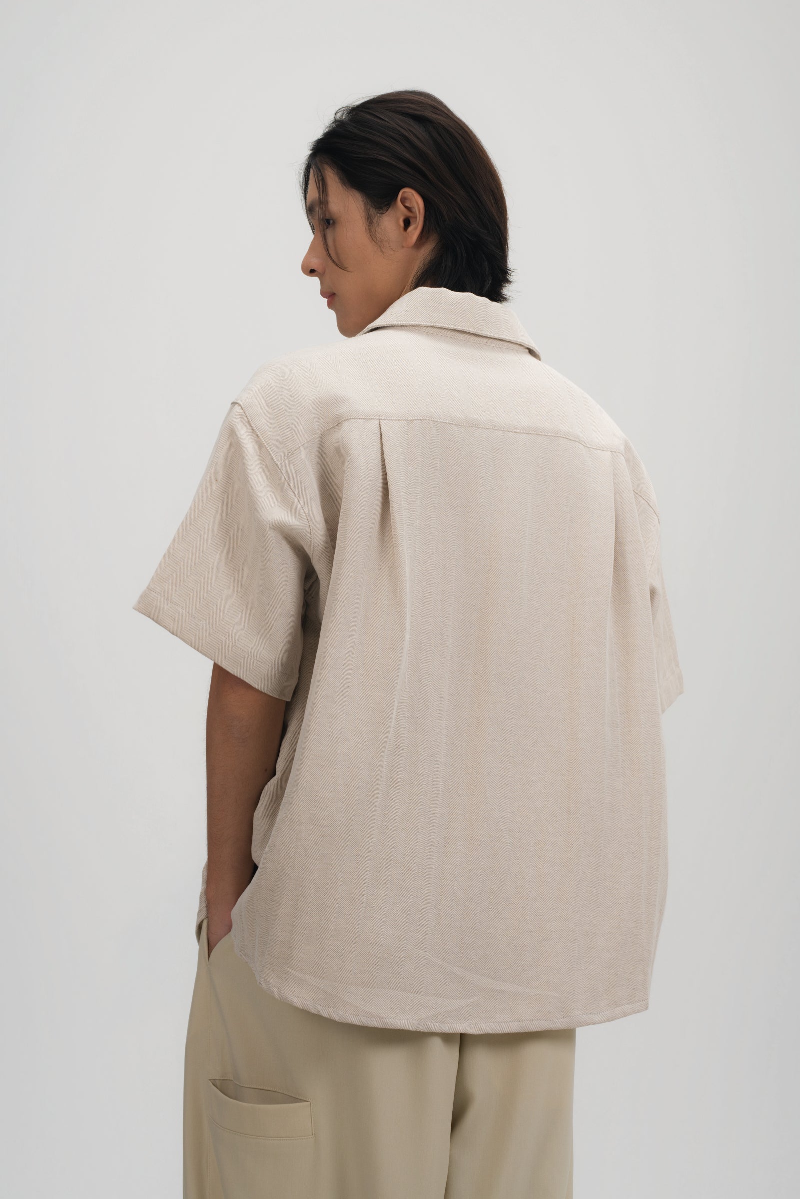 Gender Neutral Drape Neck Short-Sleeve Shirt (Linen Beige)