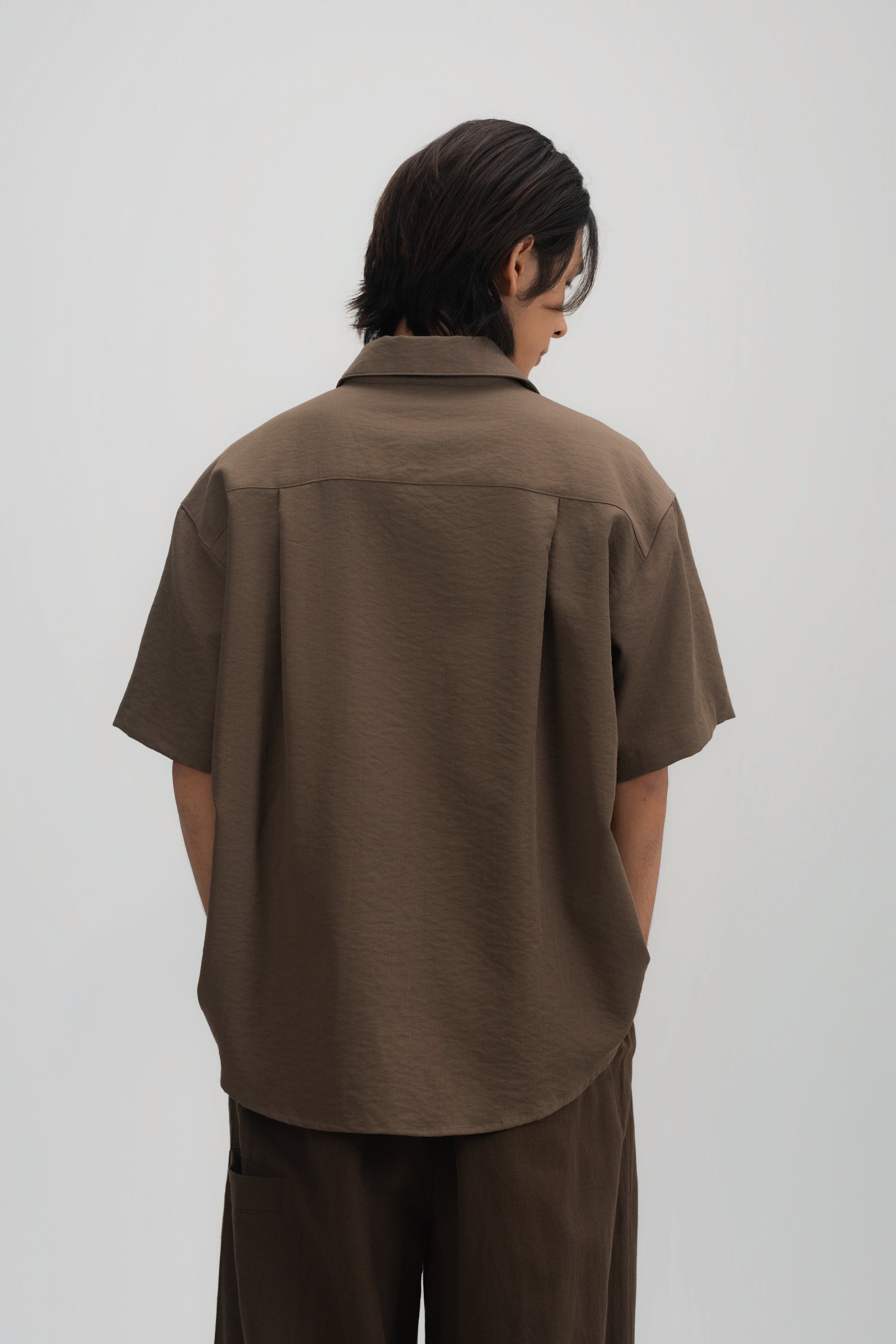 Gender Neutral Drape Neck Short-Sleeve Shirt (Tea)