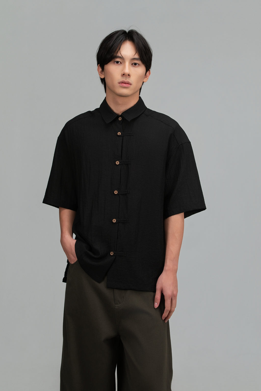 Gender Neutral Modern Mandarin Button Shirt (Black)