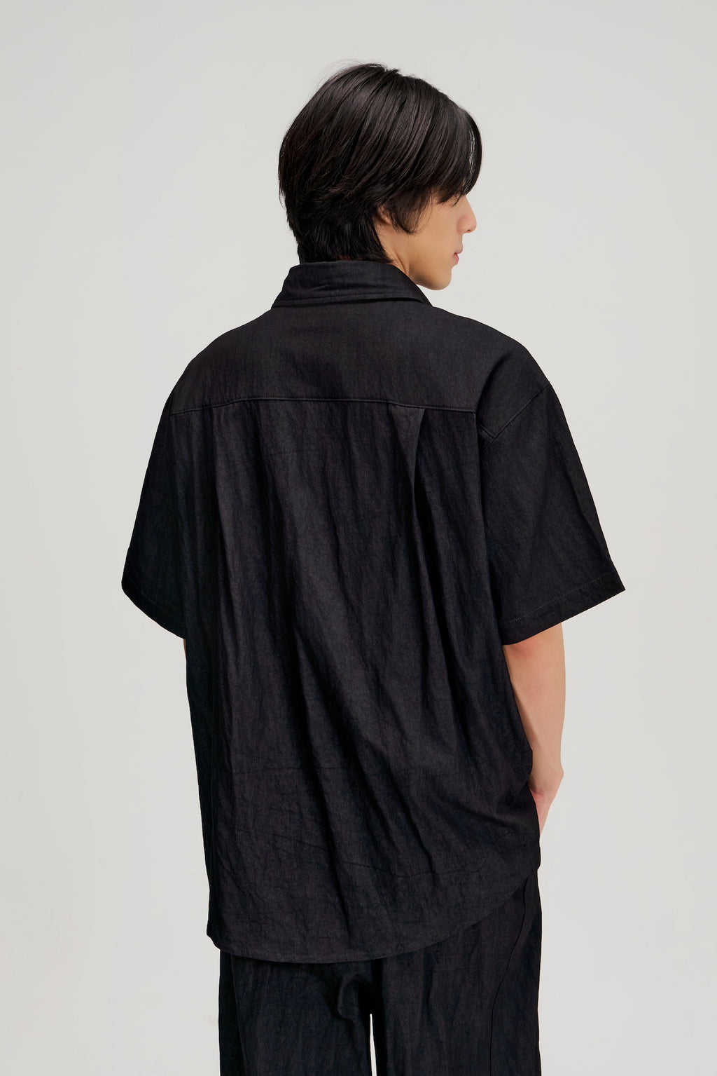 Gender Neutral Drape Neck Short-Sleeve Shirt (Black)