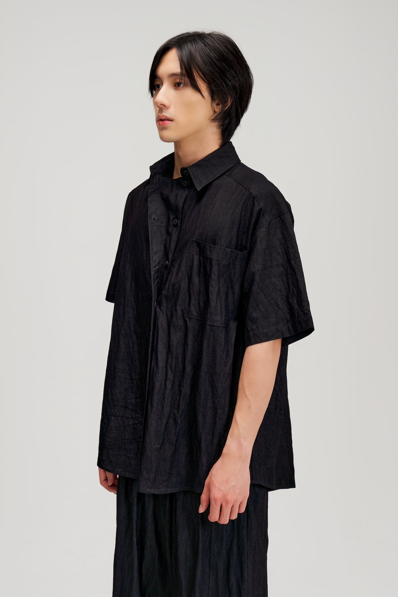 Gender Neutral Drape Neck Short-Sleeve Shirt (Black)