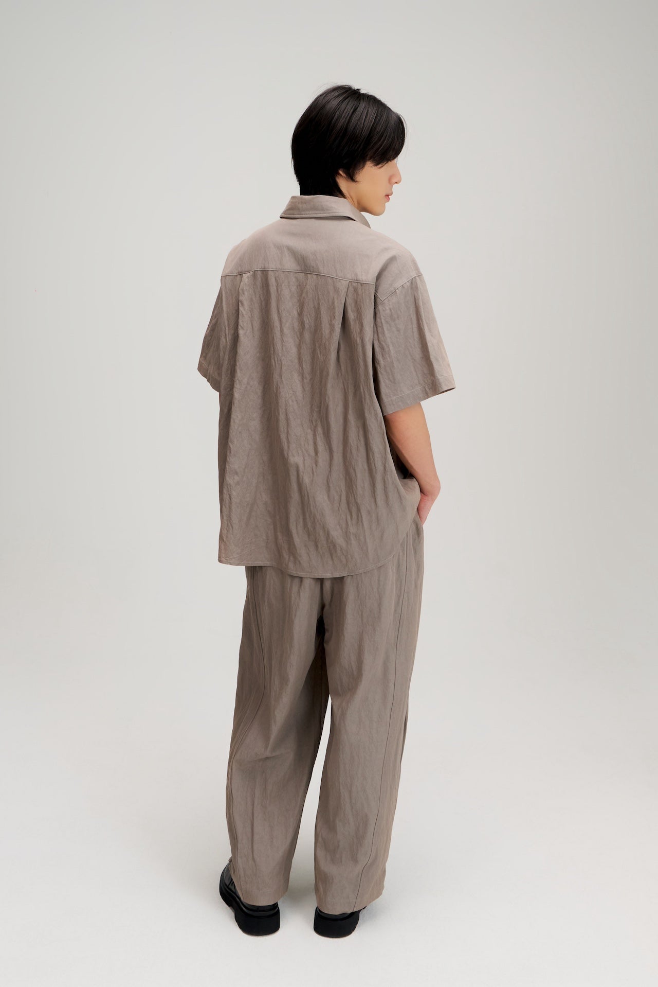 Gender Neutral Drape Neck Short-Sleeve Shirt (Grey)
