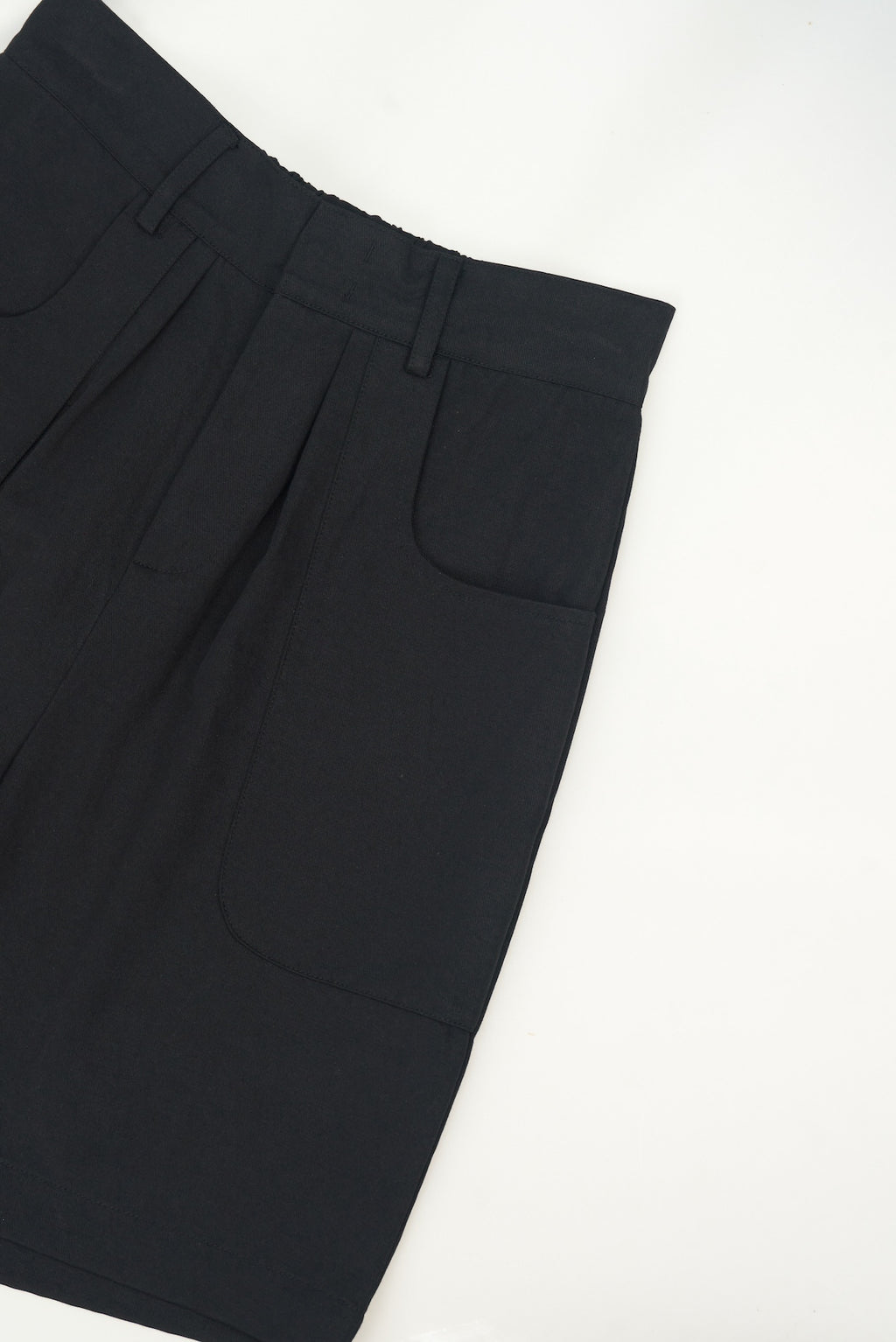 Gender Neutral Pocket Pleated Shorts (Black)
