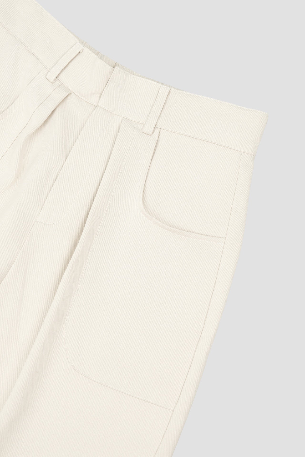 Gender Neutral Pocket Pleated Shorts (Off White)