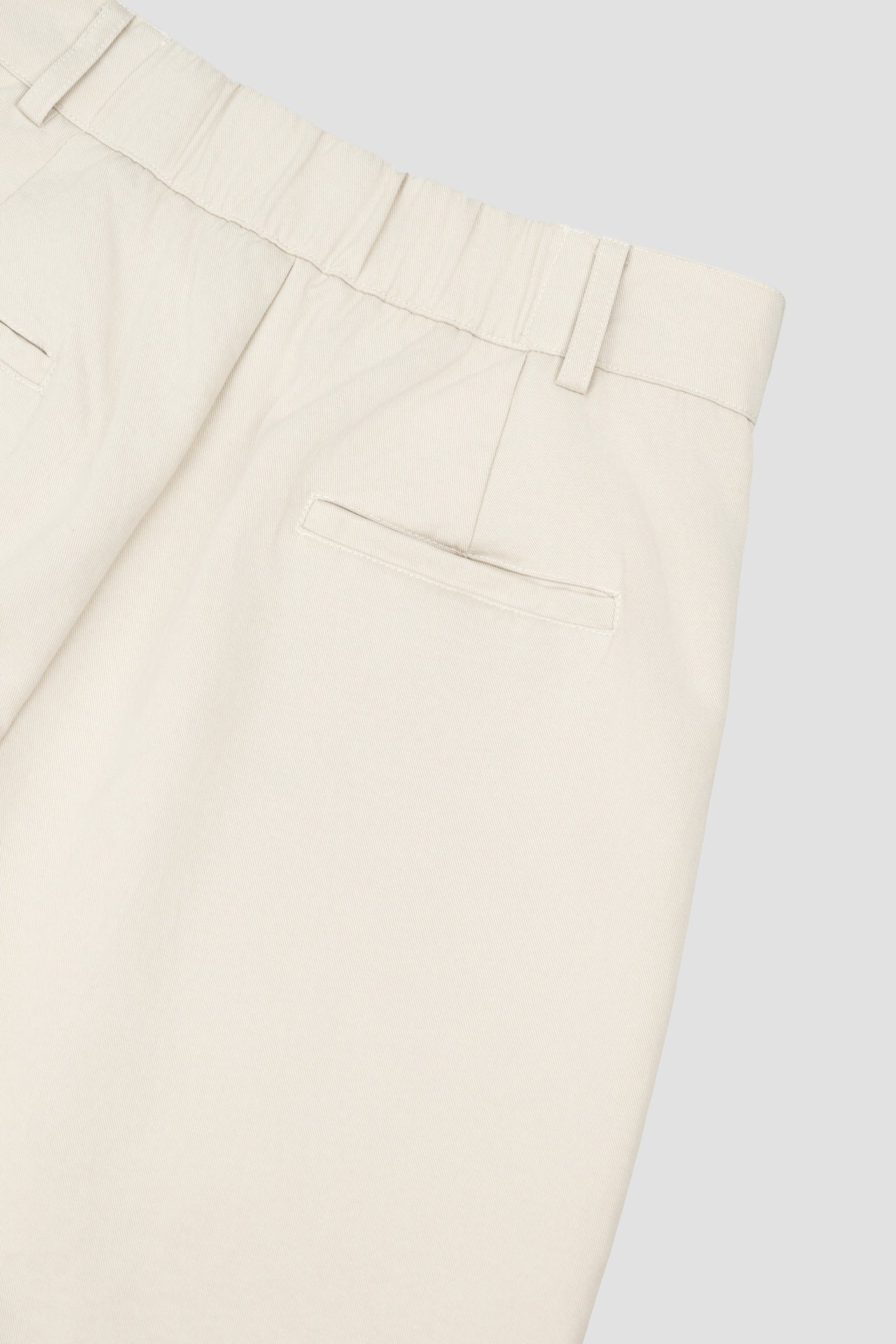 Gender Neutral Pocket Pleated Shorts (Off White)