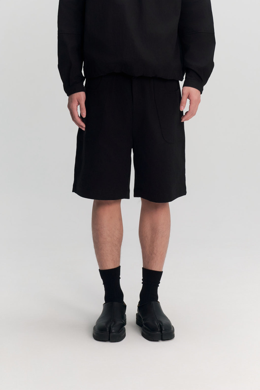 Gender Neutral Pocket Pleated Shorts (Black)