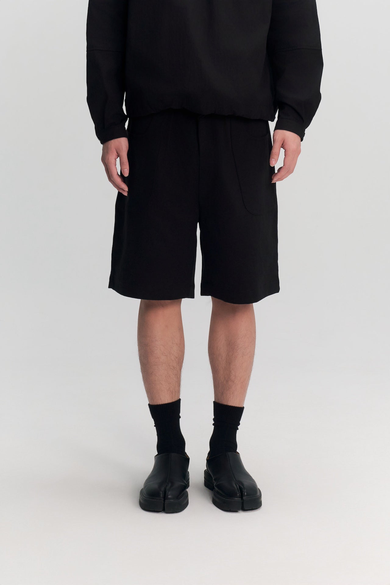 Gender Neutral Pocket Pleated Shorts (Black)