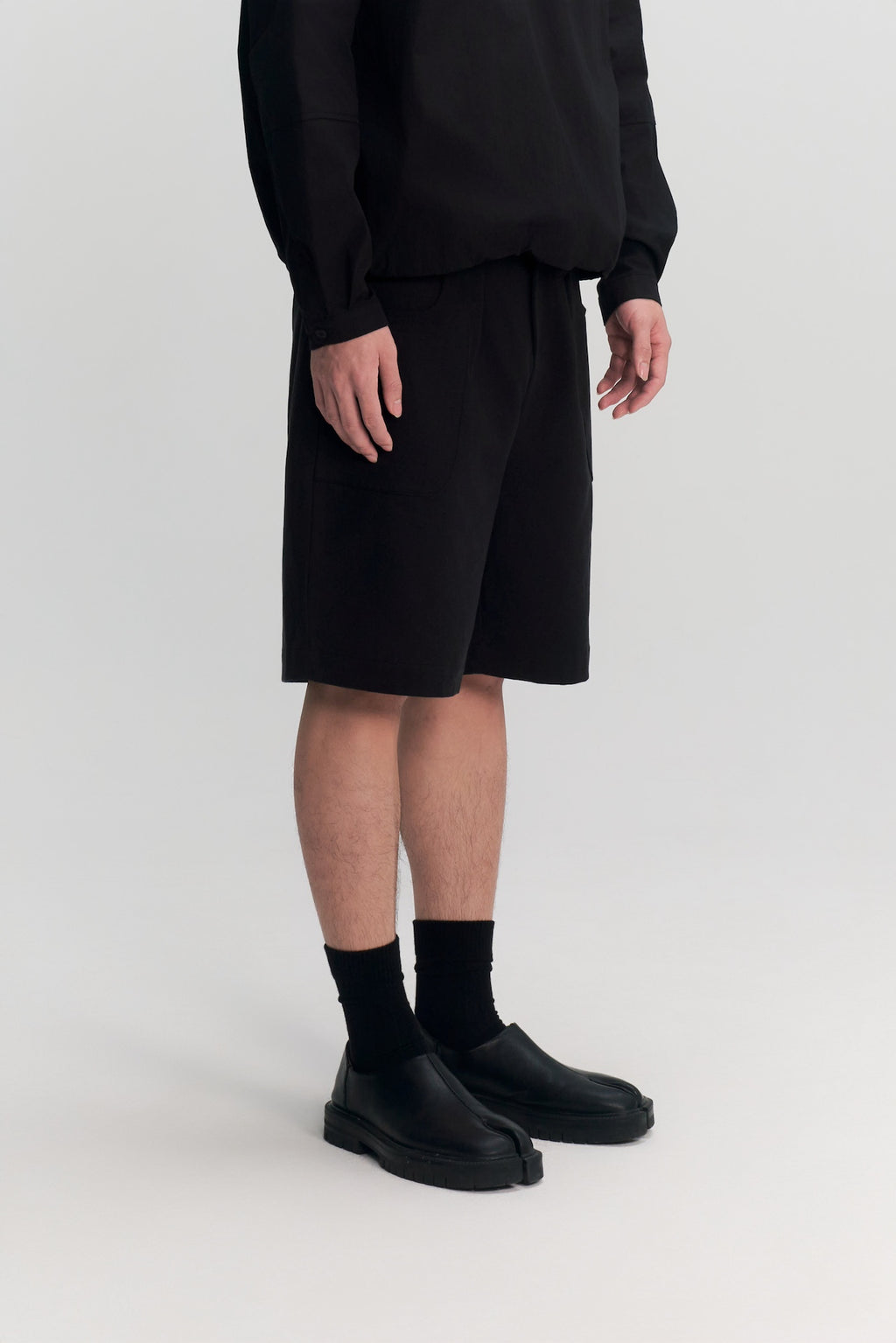 Gender Neutral Pocket Pleated Shorts (Black)