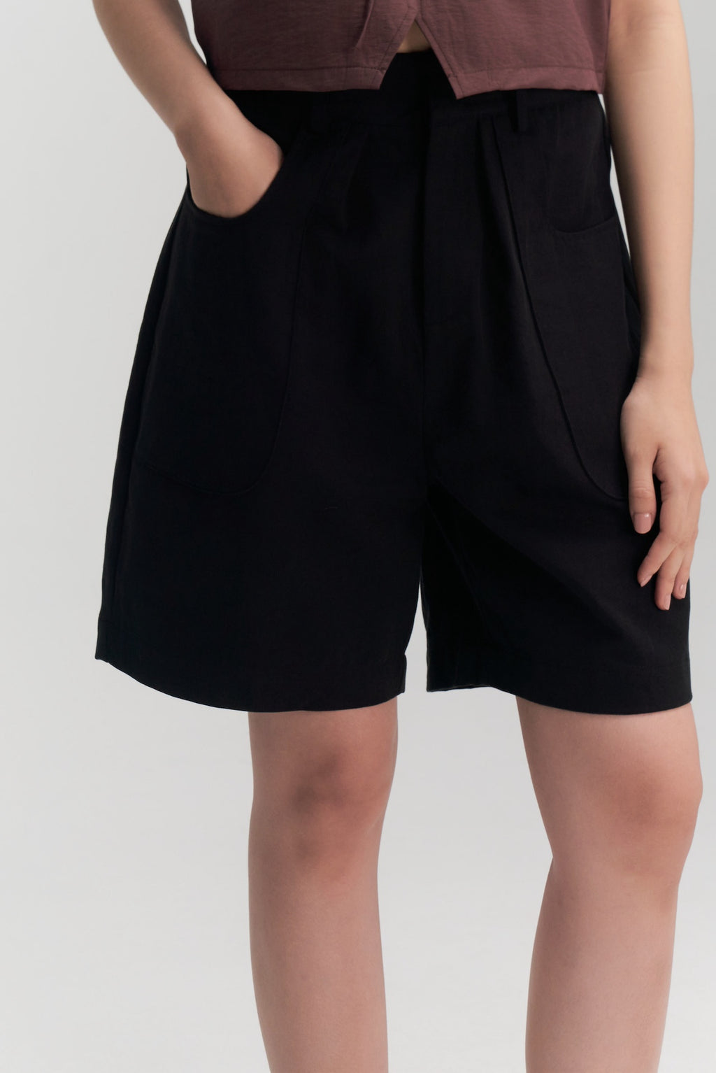 Gender Neutral Pocket Pleated Shorts (Black)