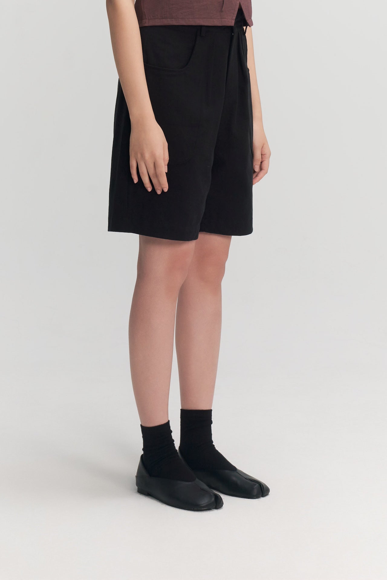 Gender Neutral Pocket Pleated Shorts (Black)