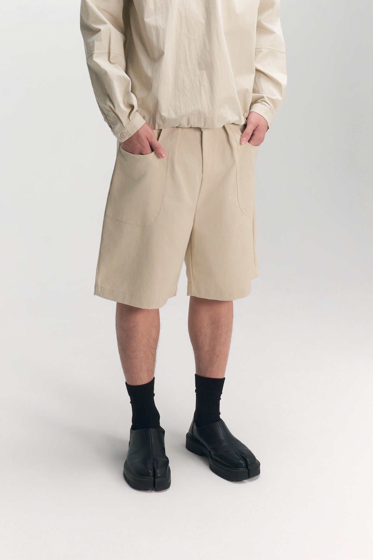 Gender Neutral Pocket Pleated Shorts (Off White)