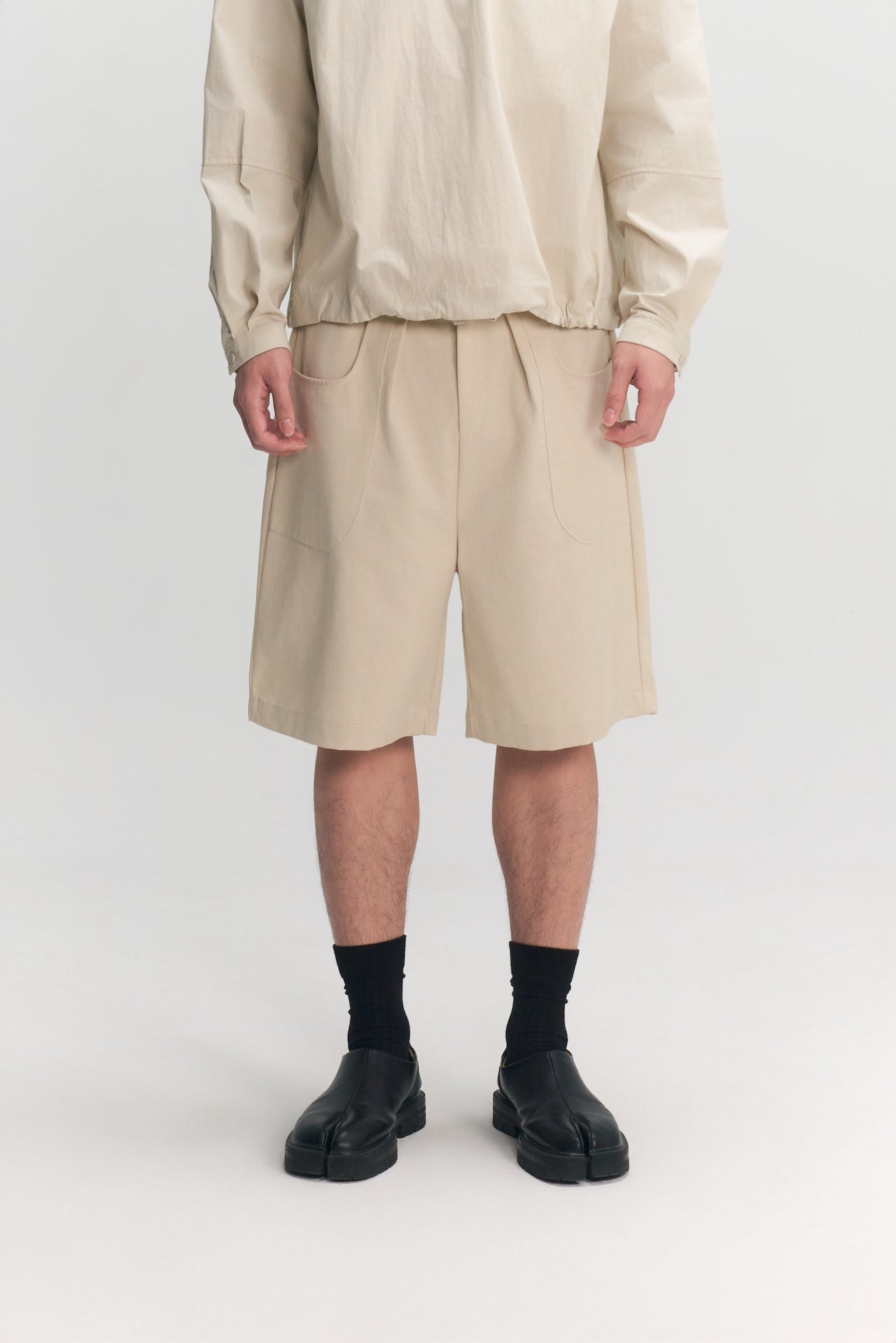 Gender Neutral Pocket Pleated Shorts (Off White)