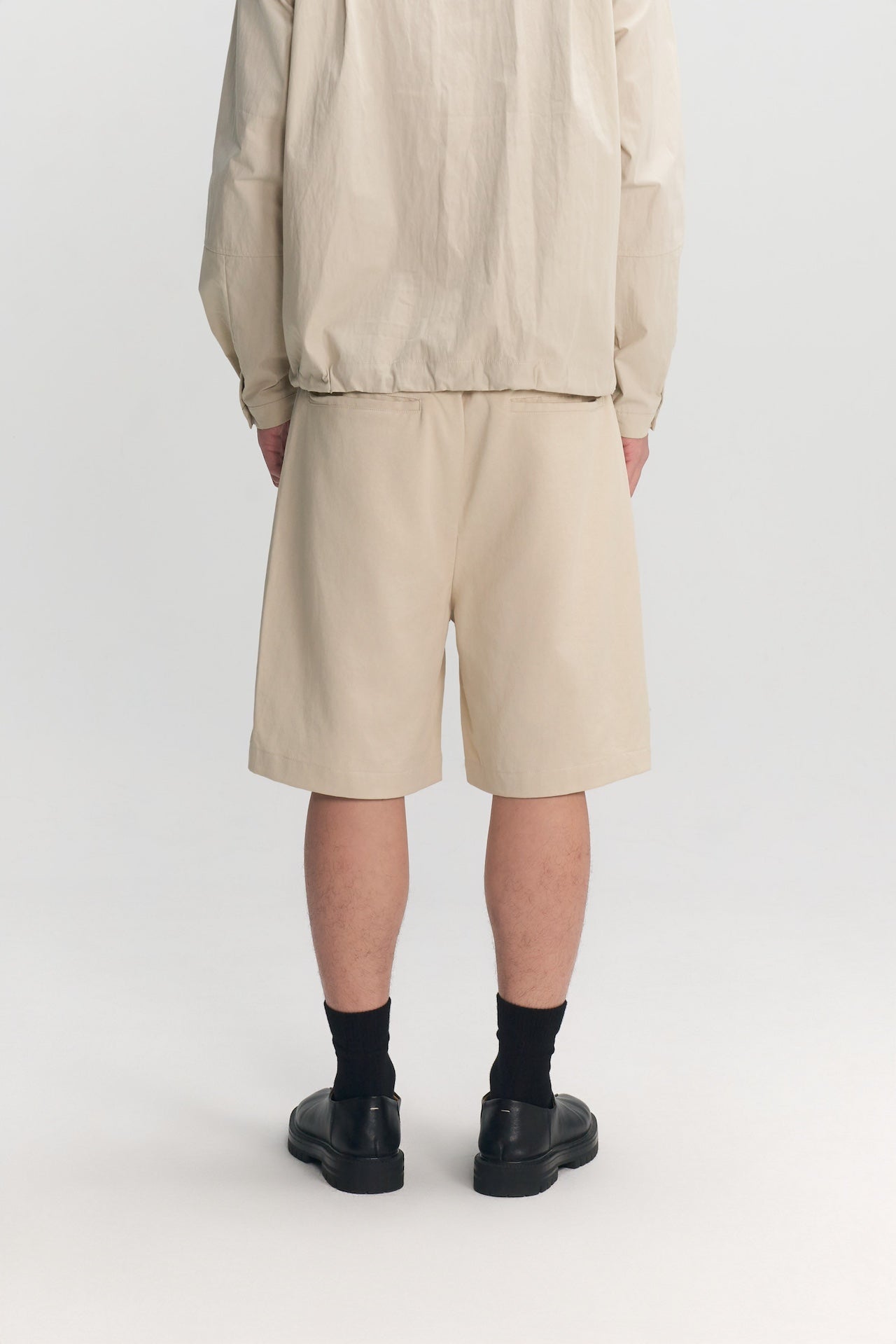 Gender Neutral Pocket Pleated Shorts (Off White)