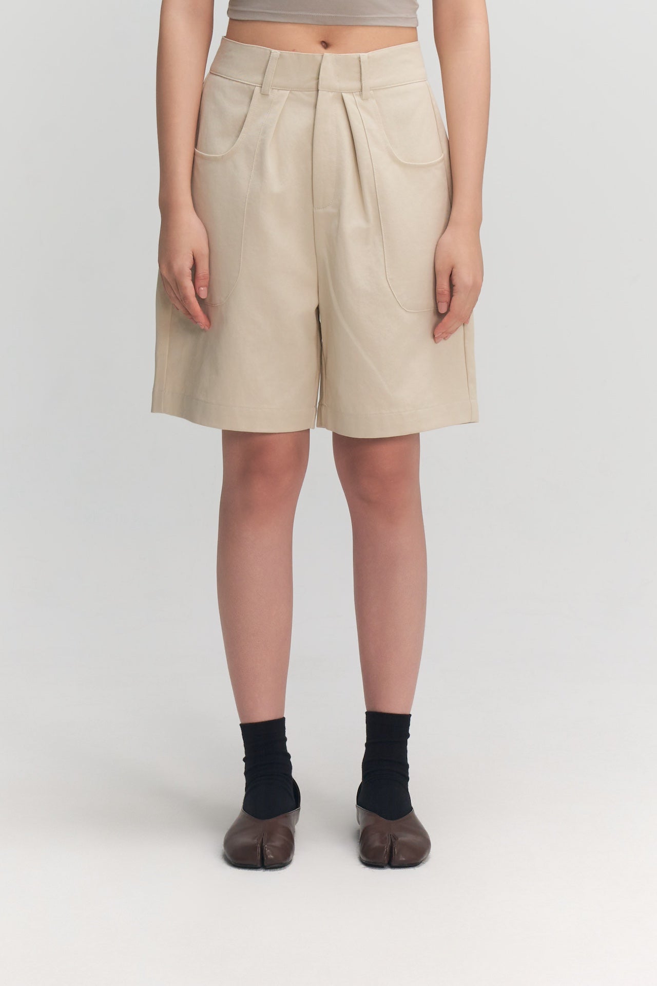 Gender Neutral Pocket Pleated Shorts (Off White)