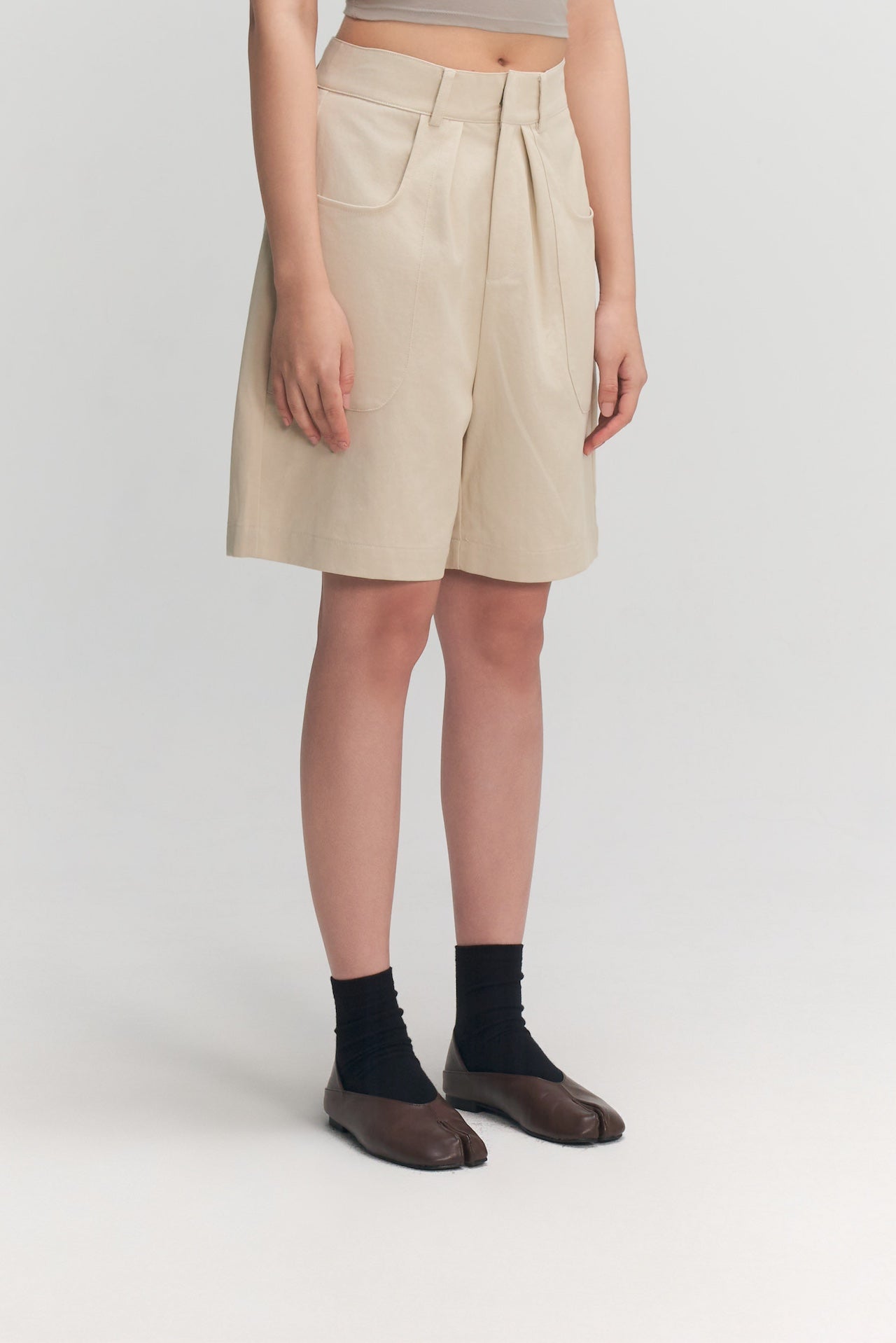 Gender Neutral Pocket Pleated Shorts (Off White)