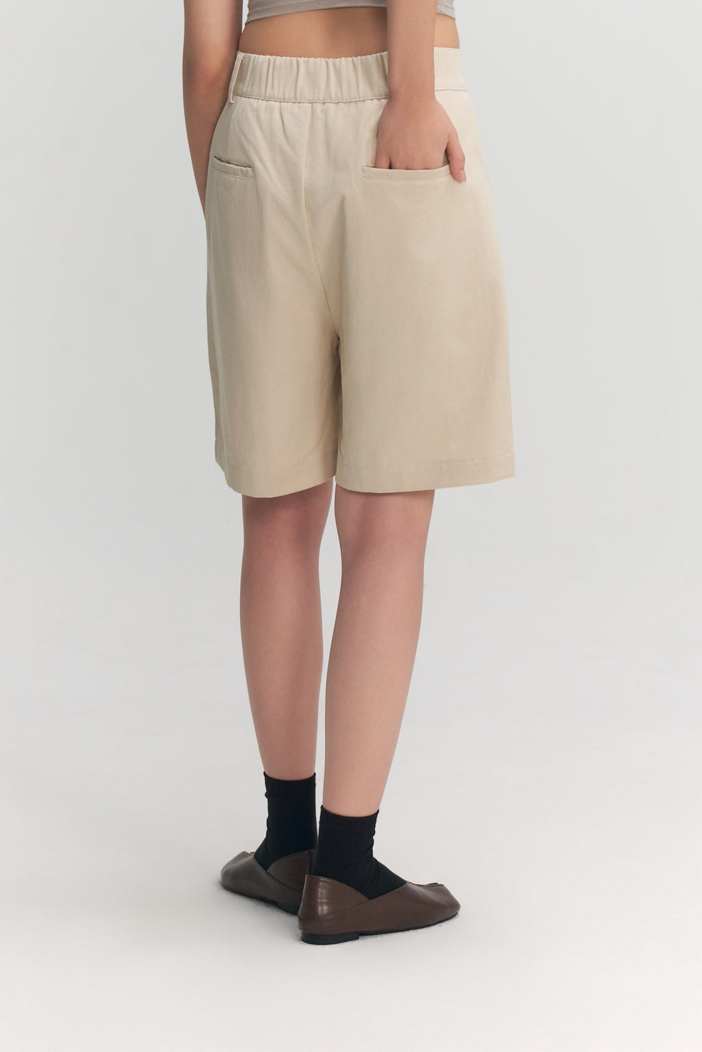 Gender Neutral Pocket Pleated Shorts (Off White)