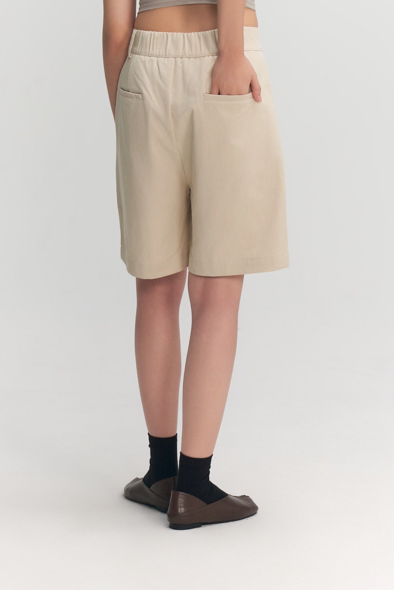 Gender Neutral Pocket Pleated Shorts (Off White)