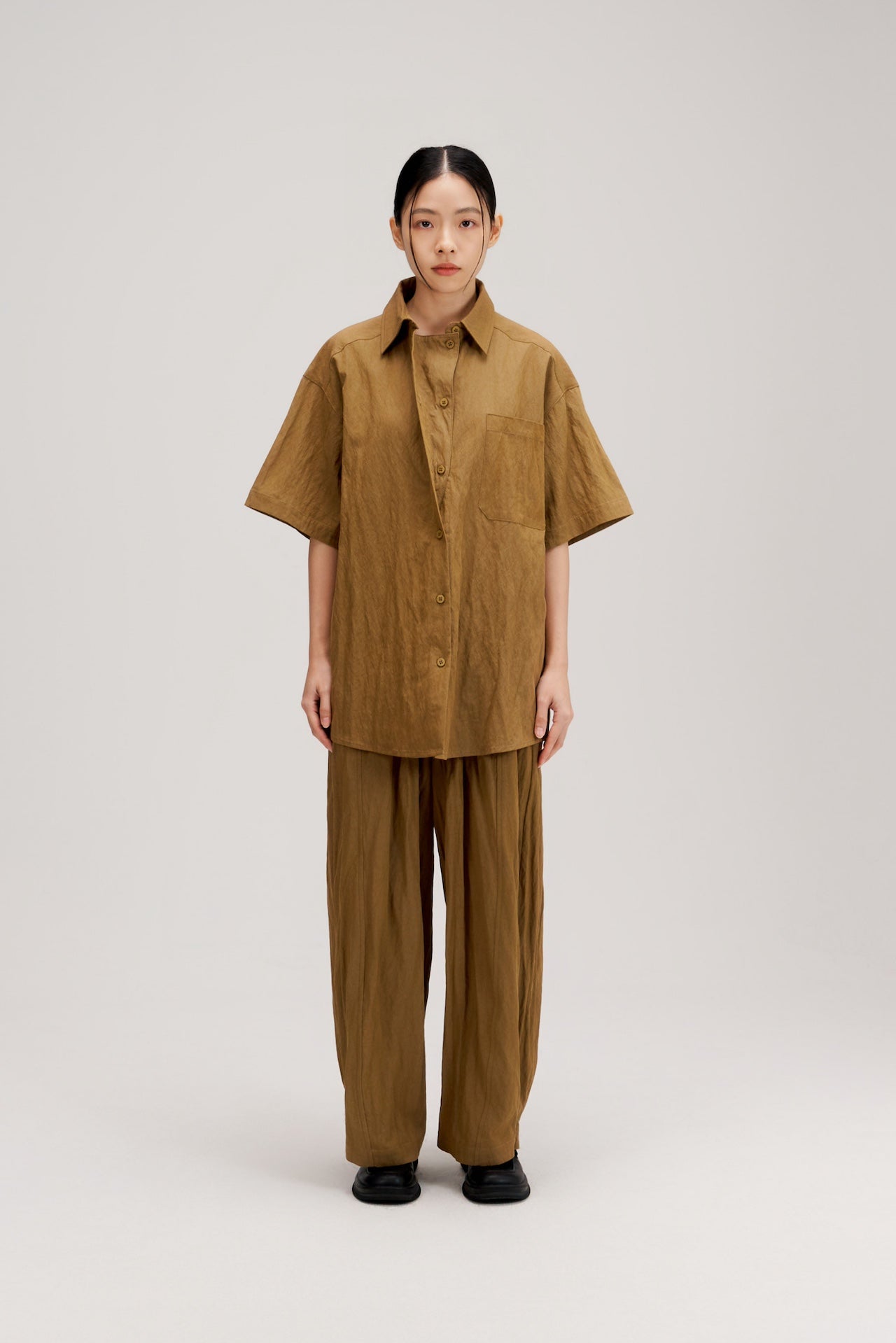 Gender Neutral Drape Neck Short-Sleeve Shirt (Mud)
