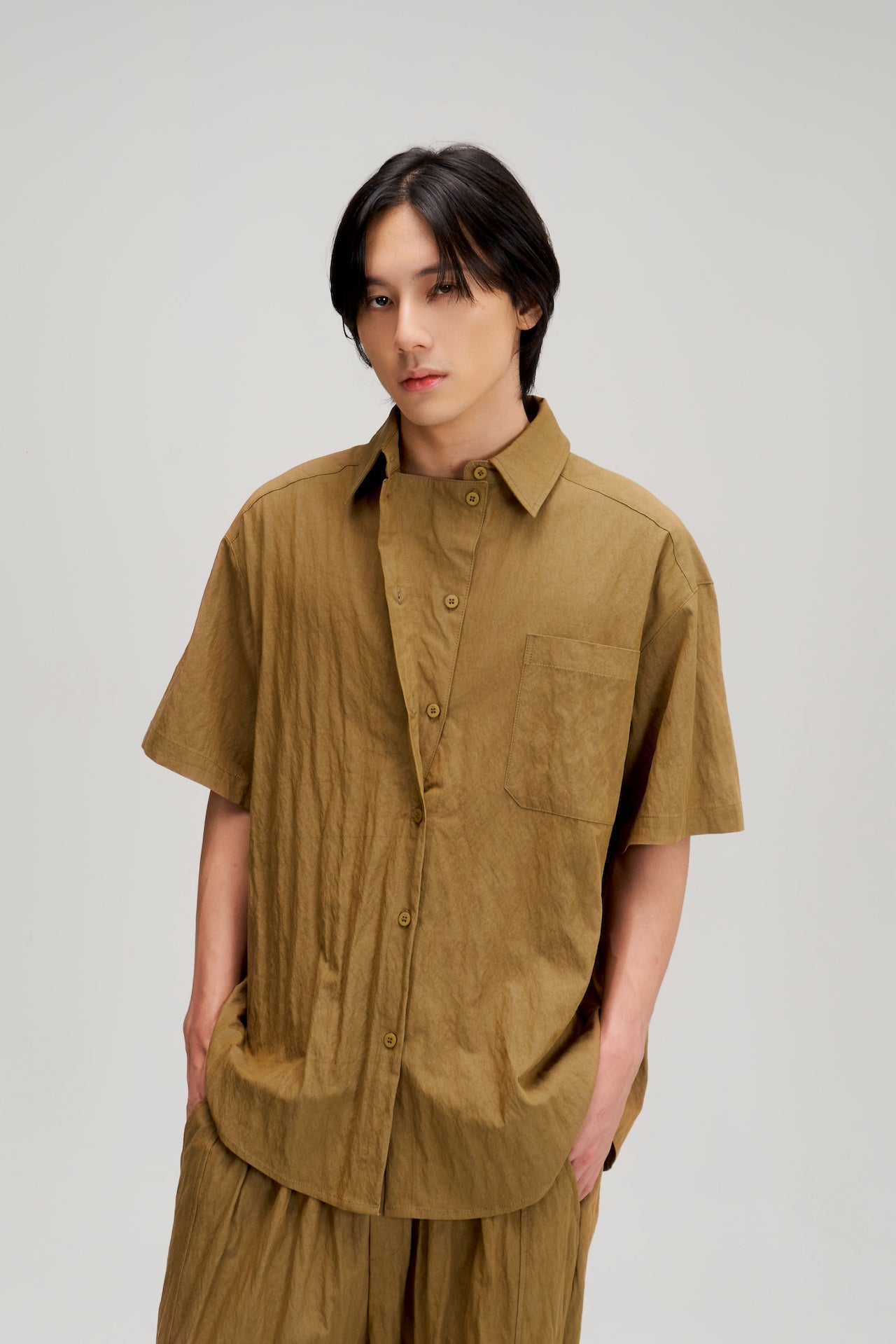 Gender Neutral Drape Neck Short-Sleeve Shirt (Mud)