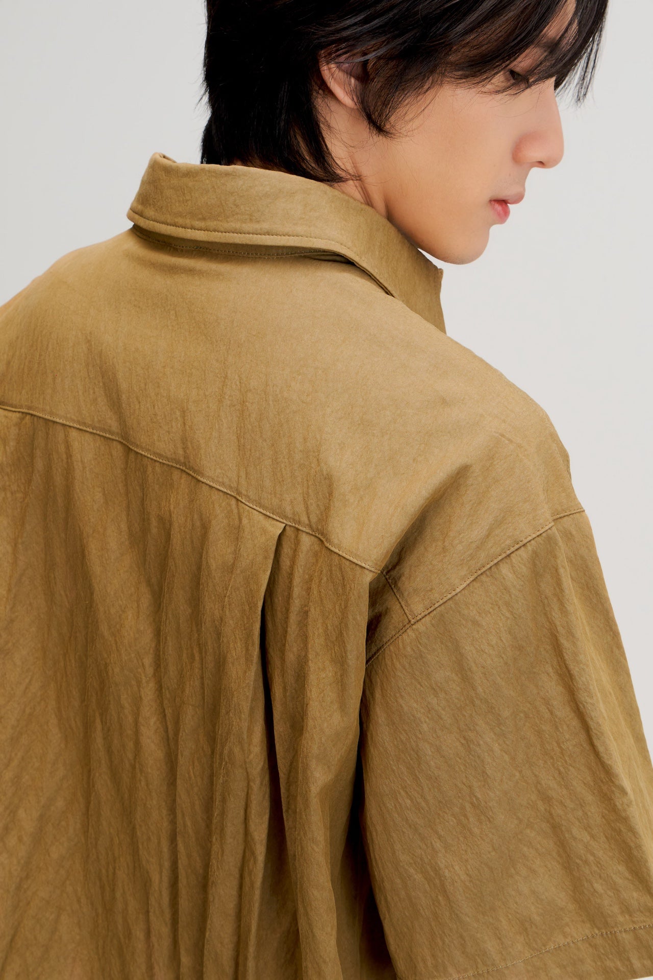 Gender Neutral Drape Neck Short-Sleeve Shirt (Mud)