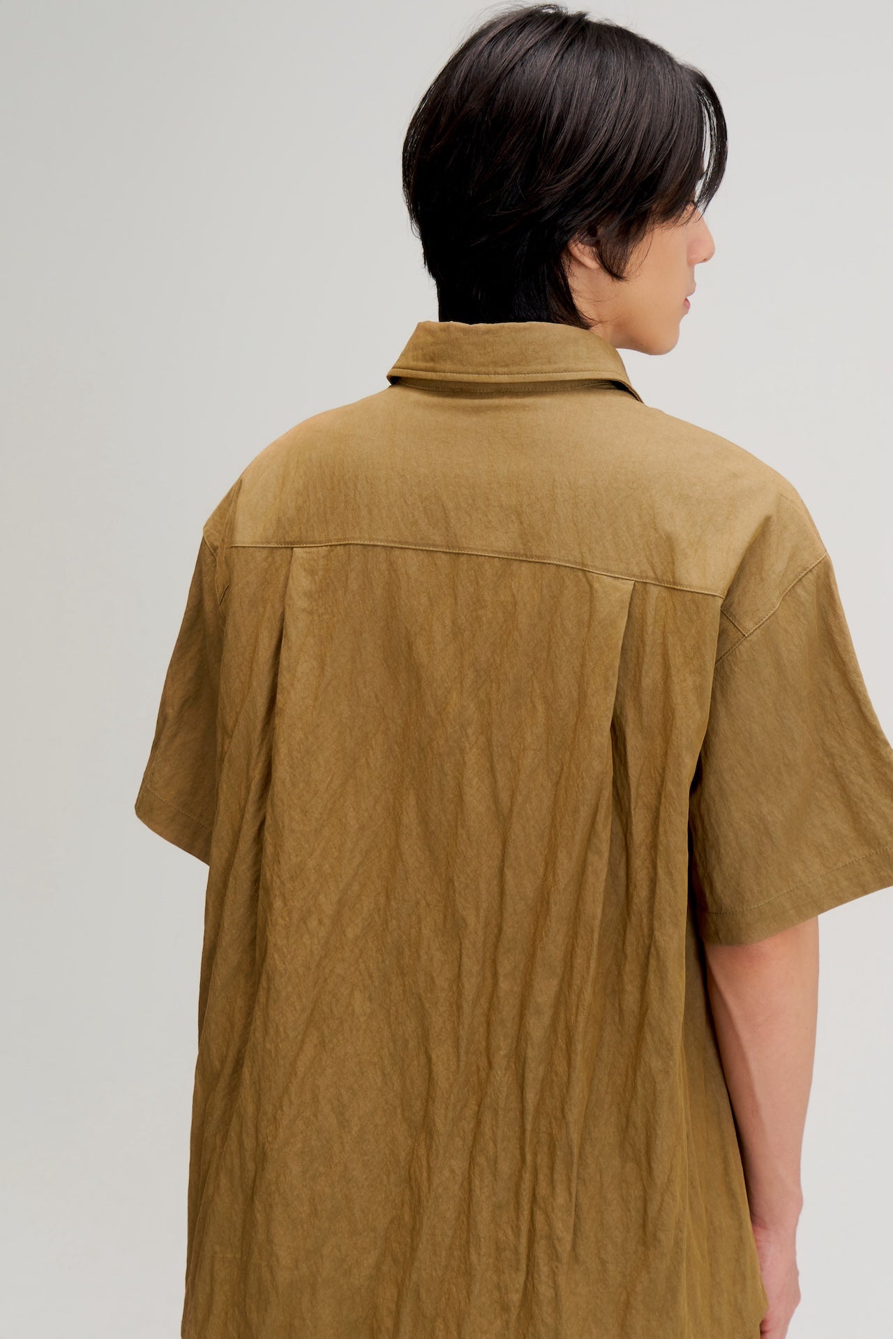 Gender Neutral Drape Neck Short-Sleeve Shirt (Mud)