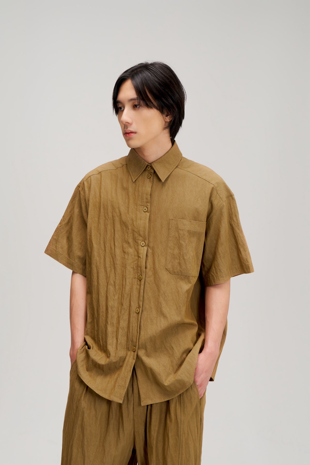 Gender Neutral Drape Neck Short-Sleeve Shirt (Mud)