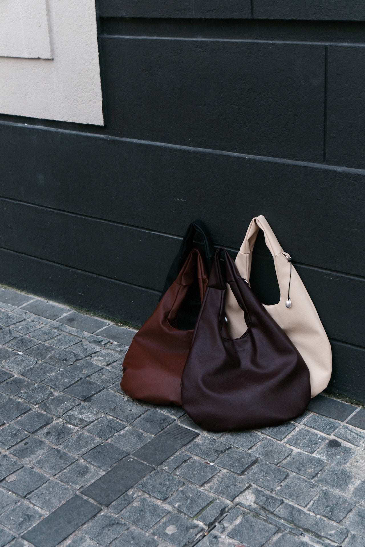 Medium Egg Leather Tote (Beige)