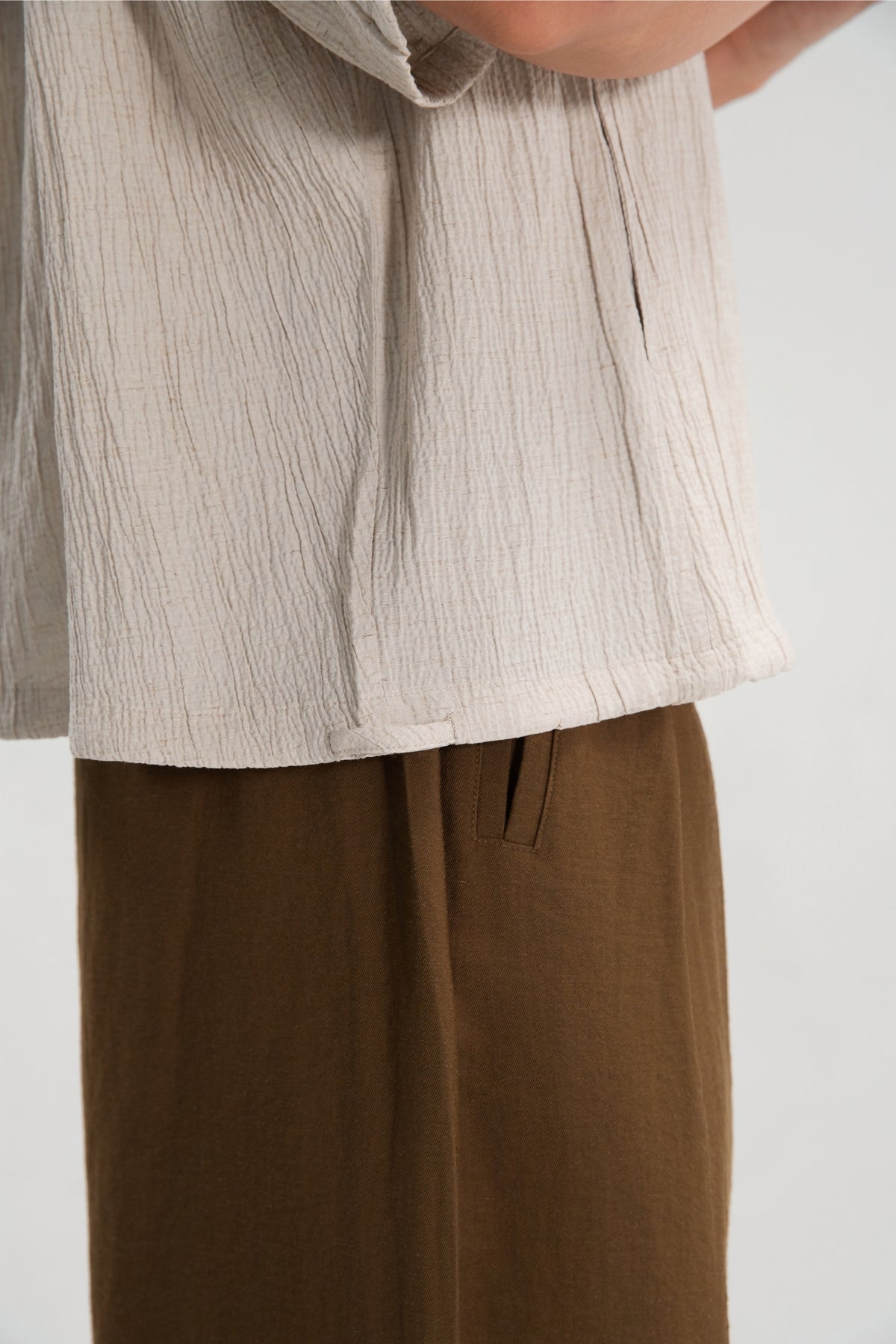 Gender Neutral Drawstring Hem Hidden Button Short Sleeve Shirt (Beige)