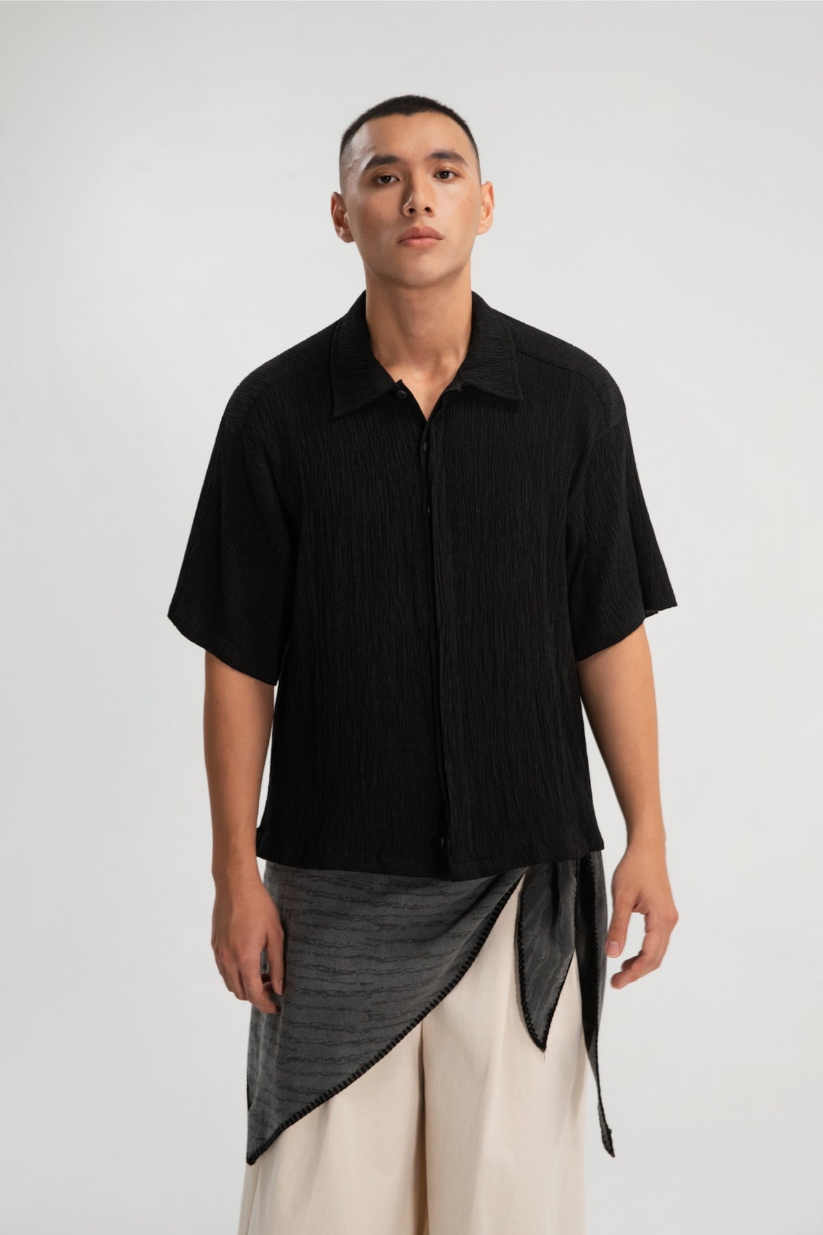 Gender Neutral Drawstring Hem Hidden Button Short Sleeve Shirt (Black)