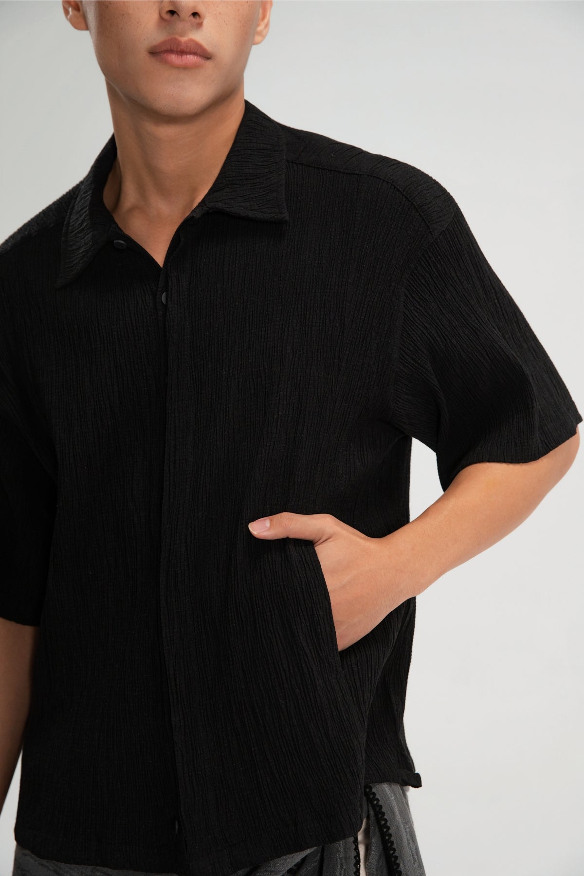 Gender Neutral Drawstring Hem Hidden Button Short Sleeve Shirt (Black)