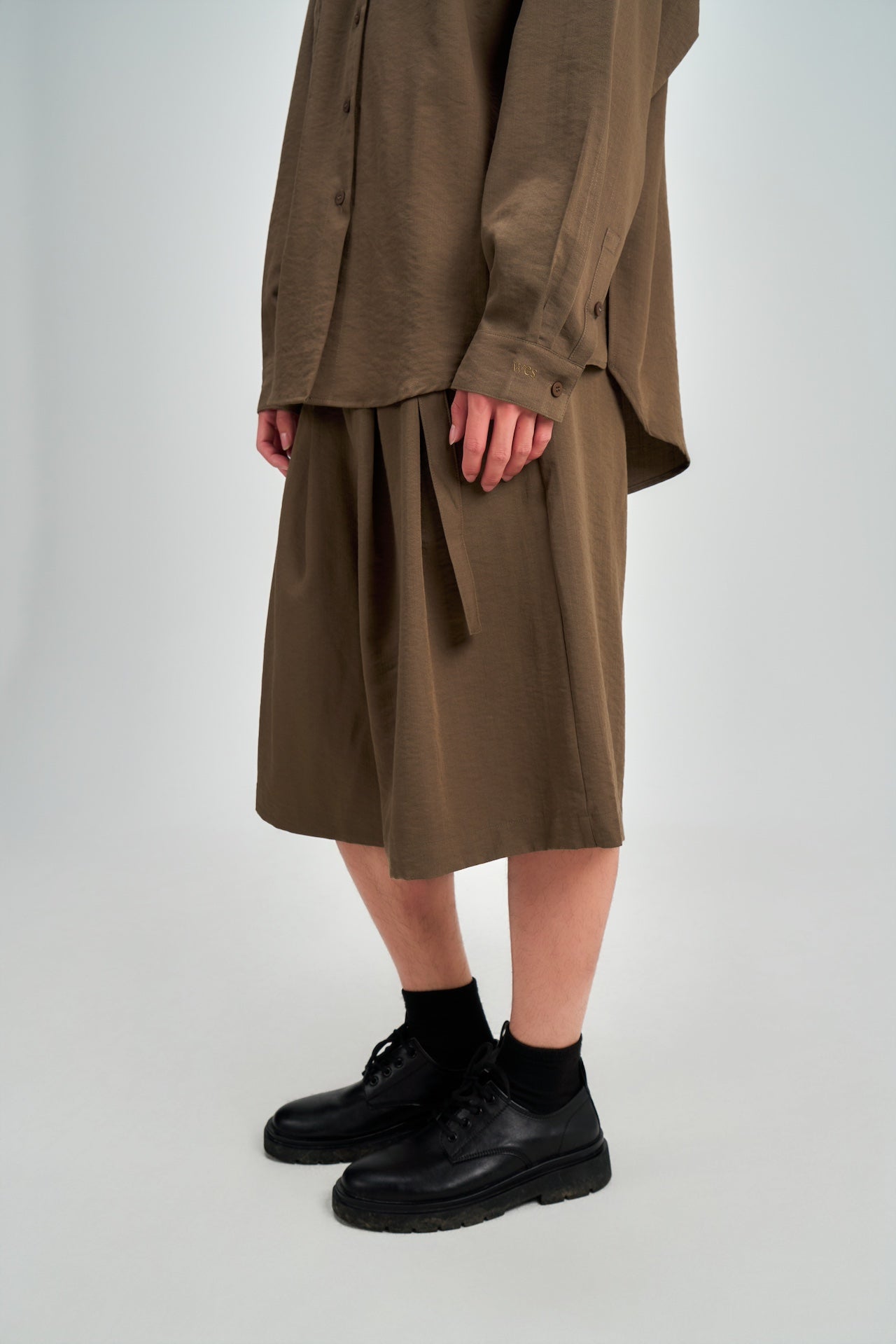 Gender Neutral Pleated Belted Shorts (Tea)