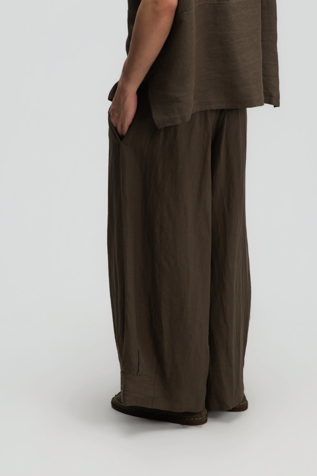 Gender Neutral Pleated Hem Ankle Pants (Olive Brown Stripe)