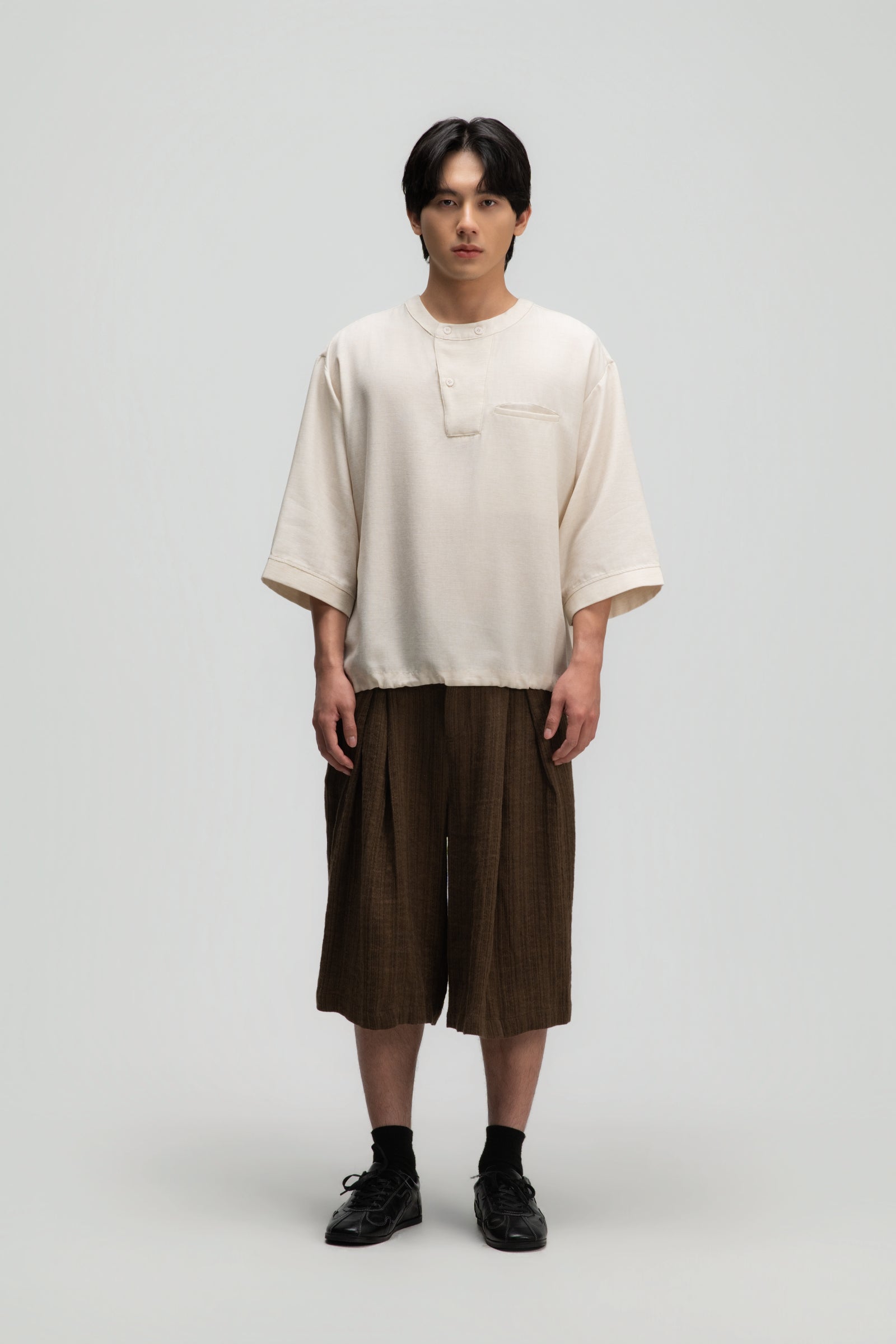 Gender Neutral 3/4 Sleeve Arc Collar Shirt (Off White)